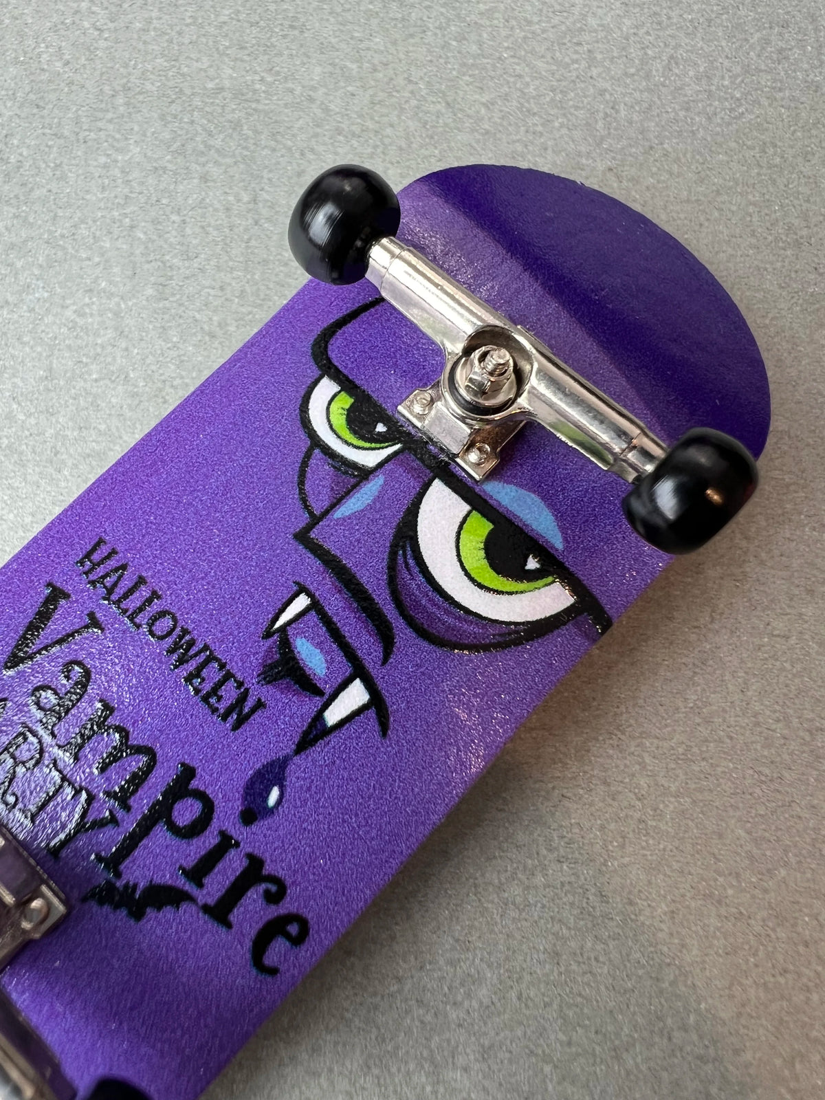 Ojos de Vampiro de Finger3flip, fingerboard de 34 mm inclinado, con los ejes y las ruedas en primer plano