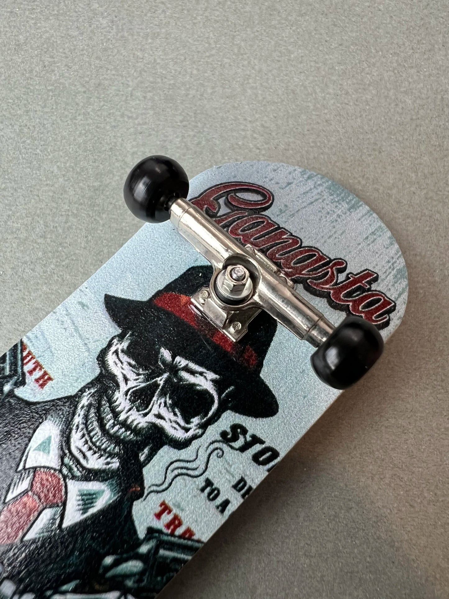 Gangsta Mafia de Finger3flip, fingerboard de 34 mm inclinado, con los ejes y las ruedas en primer plano