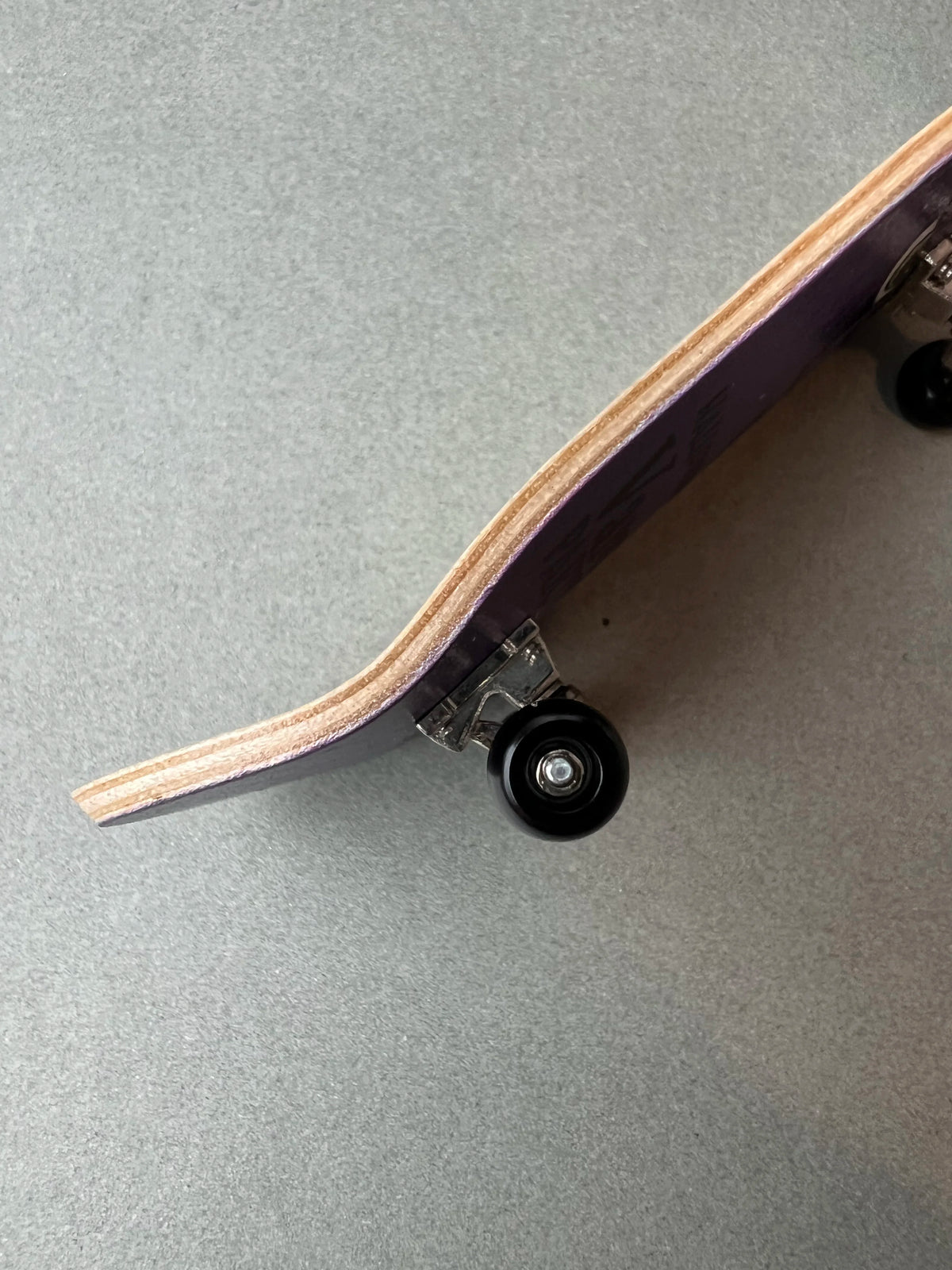 Ojos de Vampiro de Finger3flip, fingerboard de 34 mm, detalle de la tabla montada