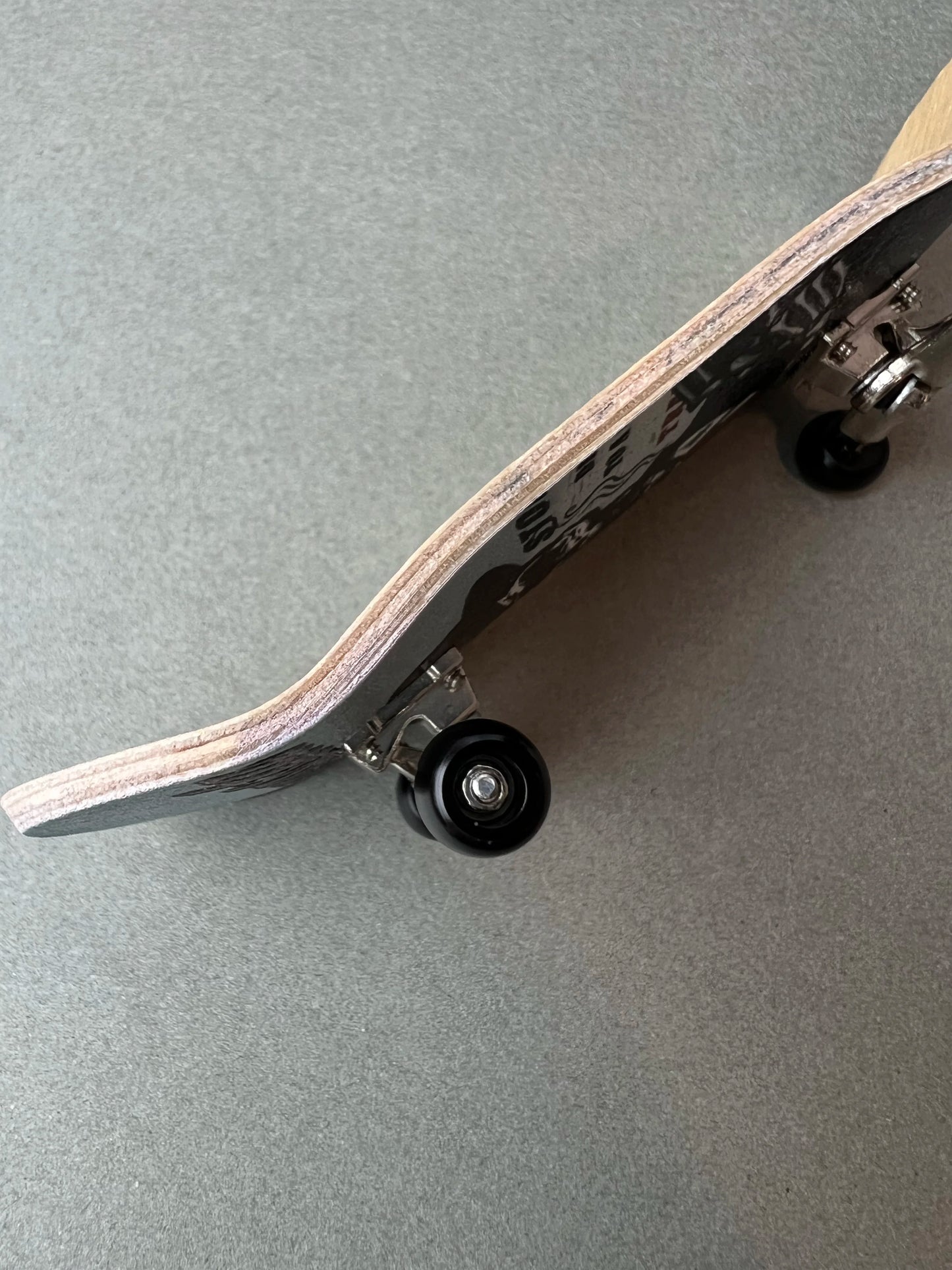 Gangsta Mafia de Finger3flip, fingerboard de 34 mm, detalle de la tabla montada