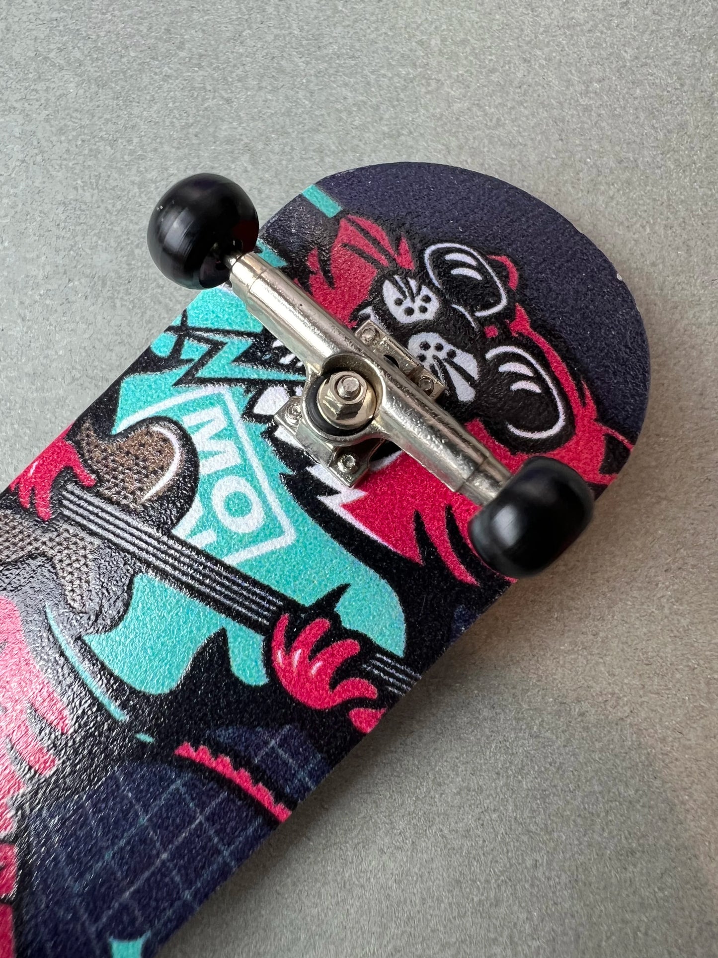 Gato Guitarra Hollo de Finger3flip, fingerboard de 34 mm inclinado, con los ejes y las ruedas en primer plano