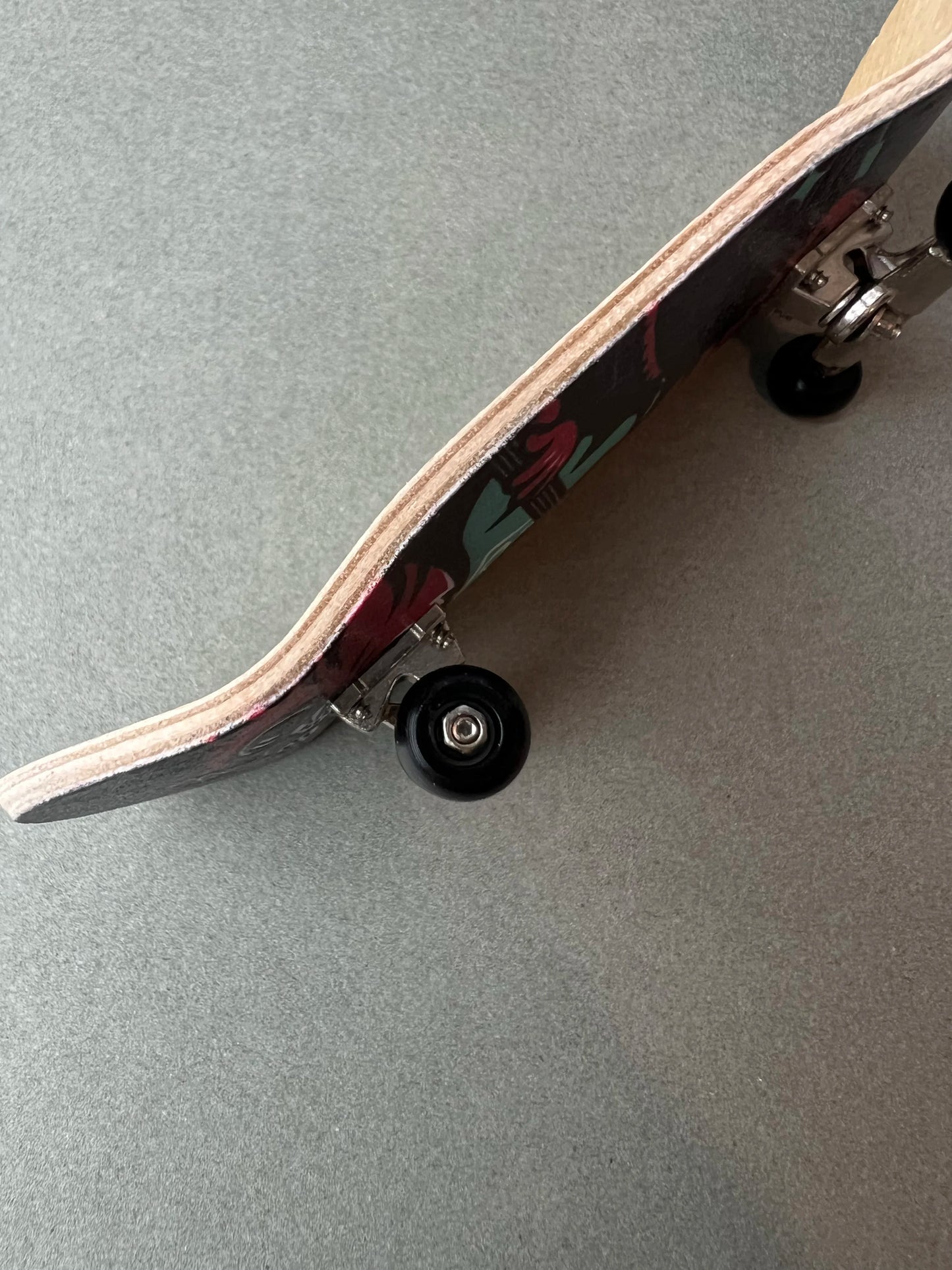 Gato Guitarra Hollo de Finger3flip, fingerboard de 34 mm, detalle de la tabla montada
