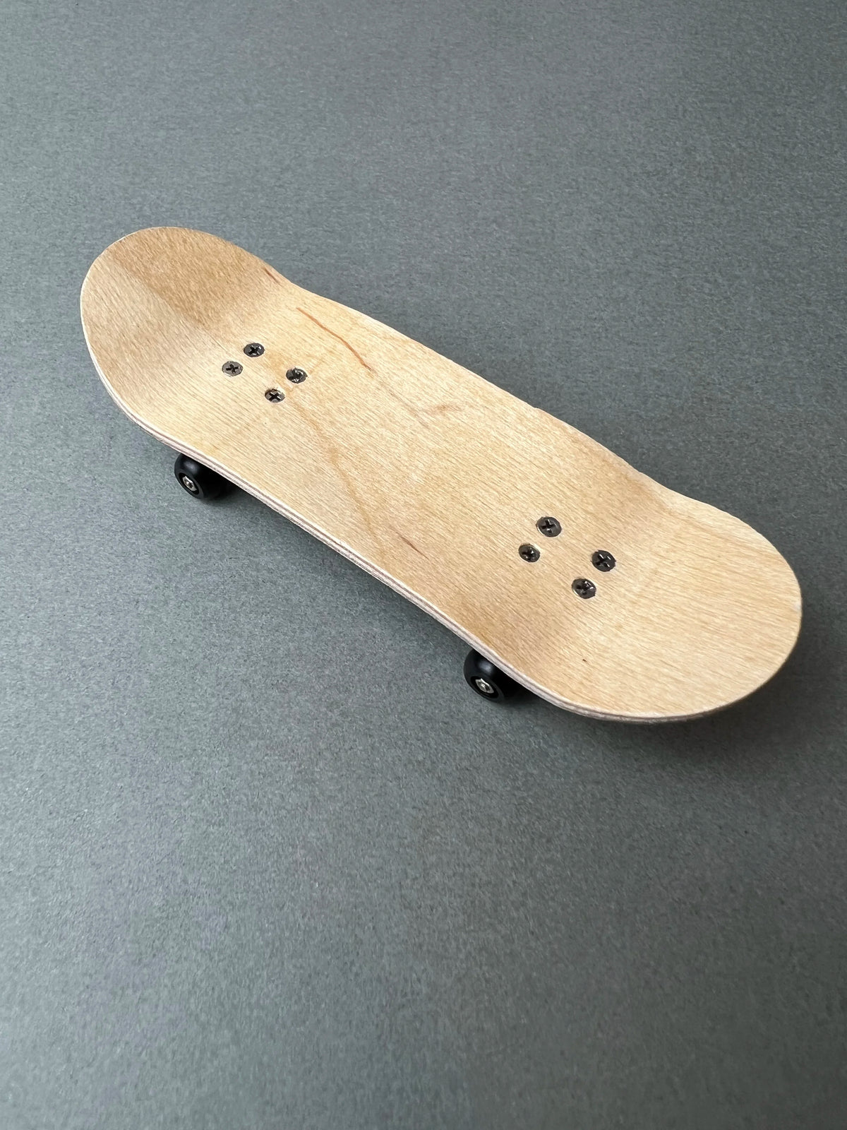 Base de madera de arce de un fingerboard Finger3flip vista desde abajo