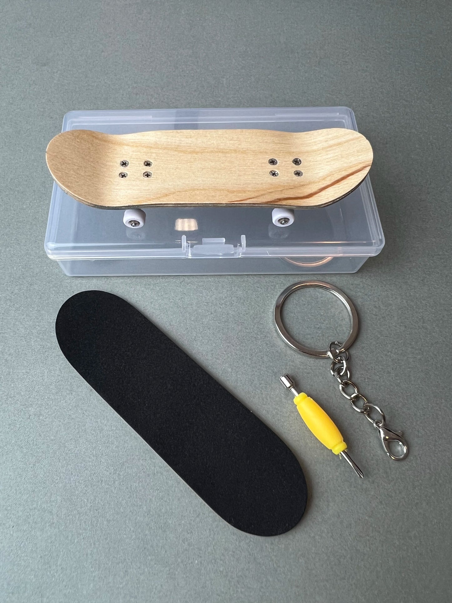 Águila Fantom de Finger3flip, fingerboard de 30 mm inclinado, con los ejes y las ruedas en primer plano