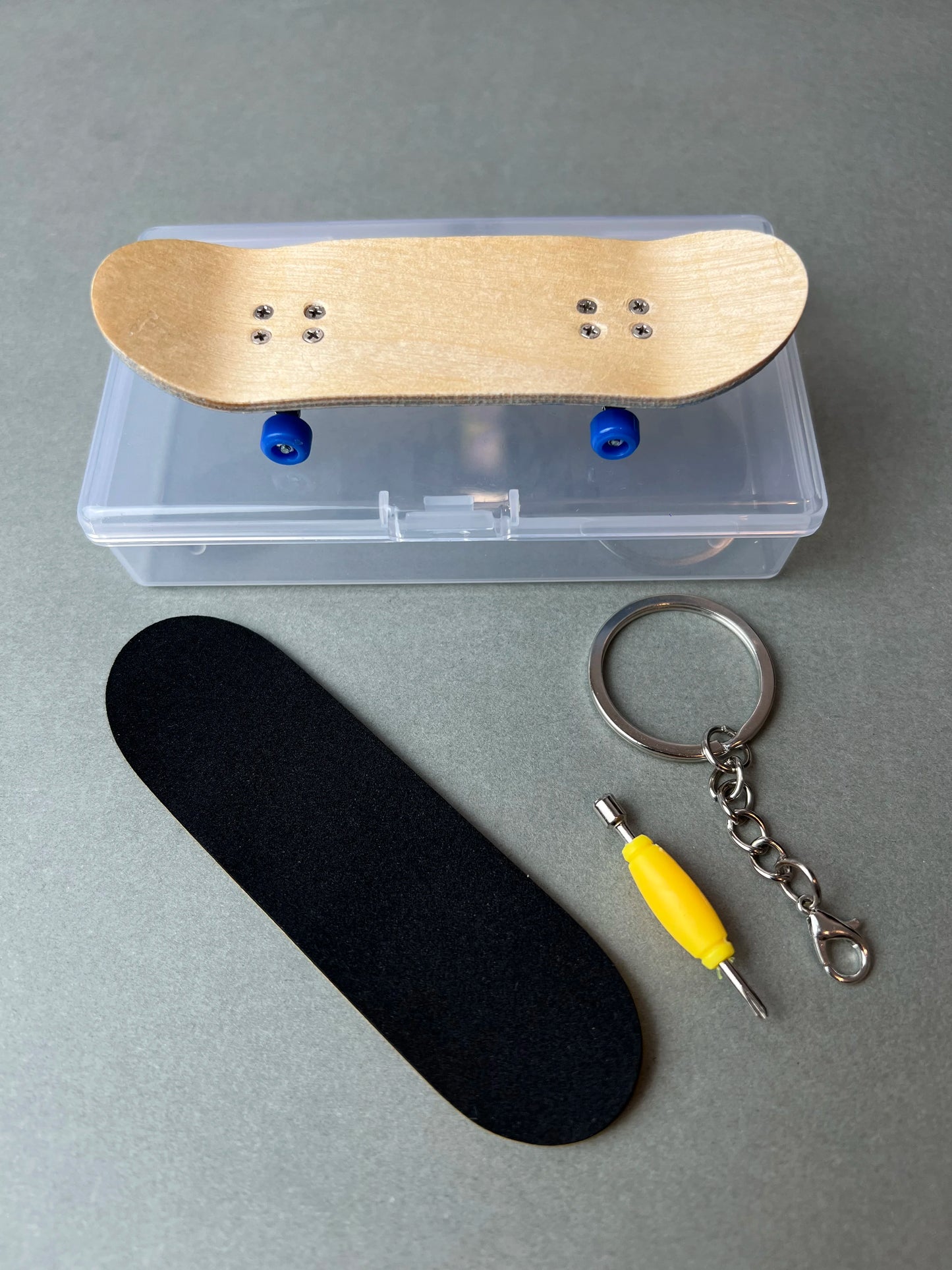 León Azul de Finger3flip, fingerboard de 30 mm inclinado, con los ejes y las ruedas en primer plano