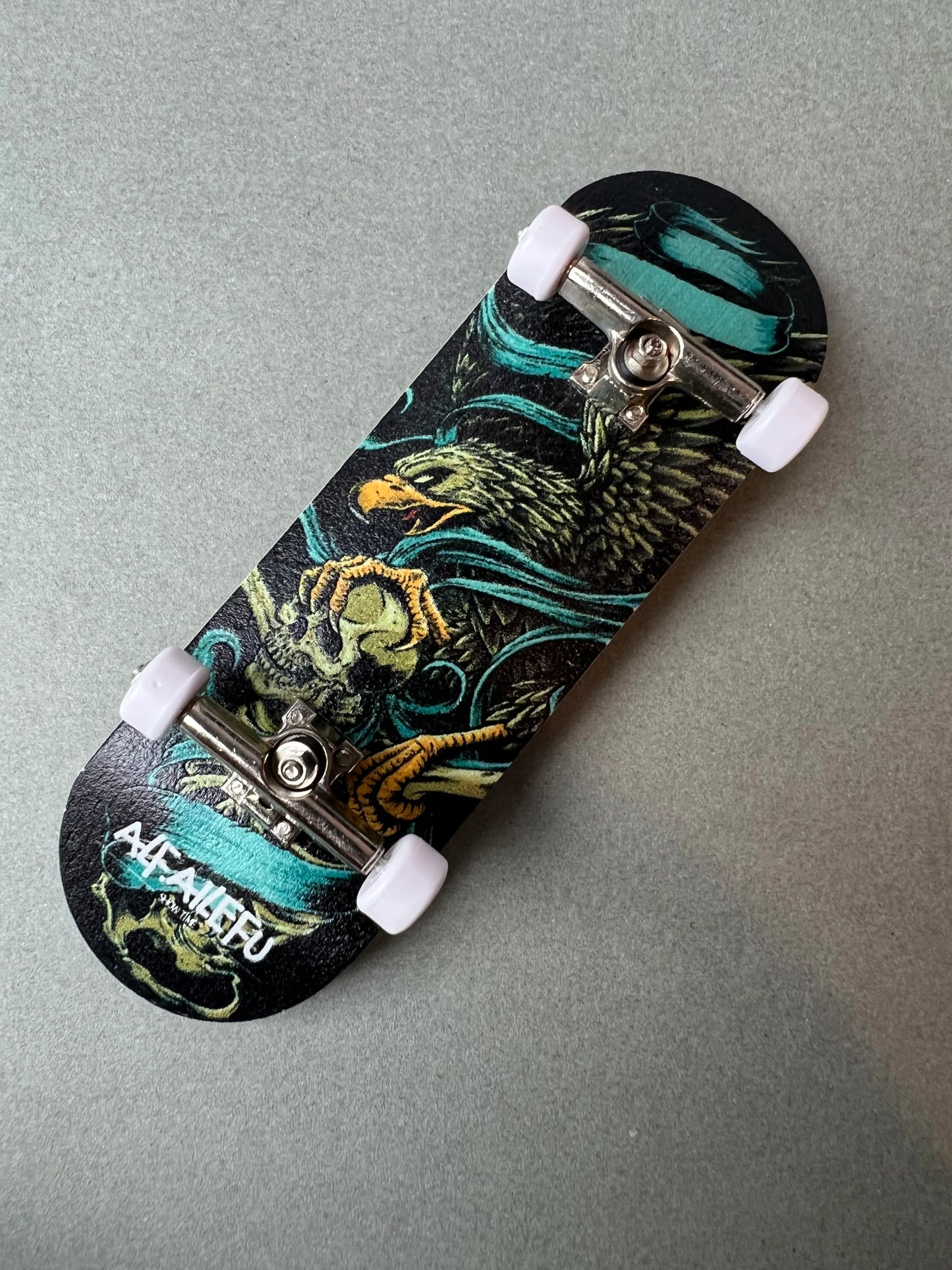 Águila Fantom de Finger3flip, fingerboard de 30 mm, detalle de la tabla montada
