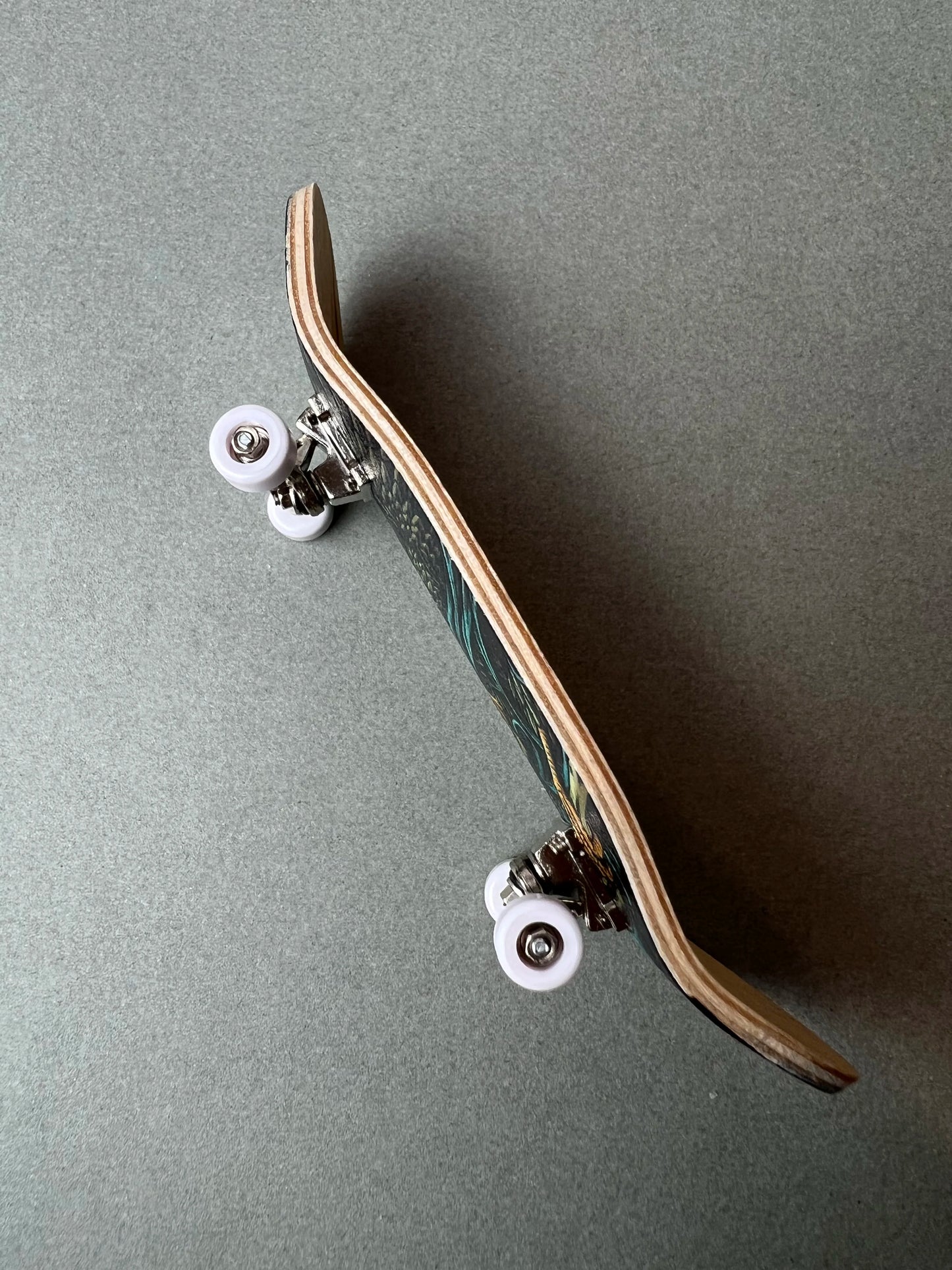 Águila Fantom de Finger3flip, fingerboard de 30 mm de perfil, con la concavidad de la tabla y los ejes a la vista