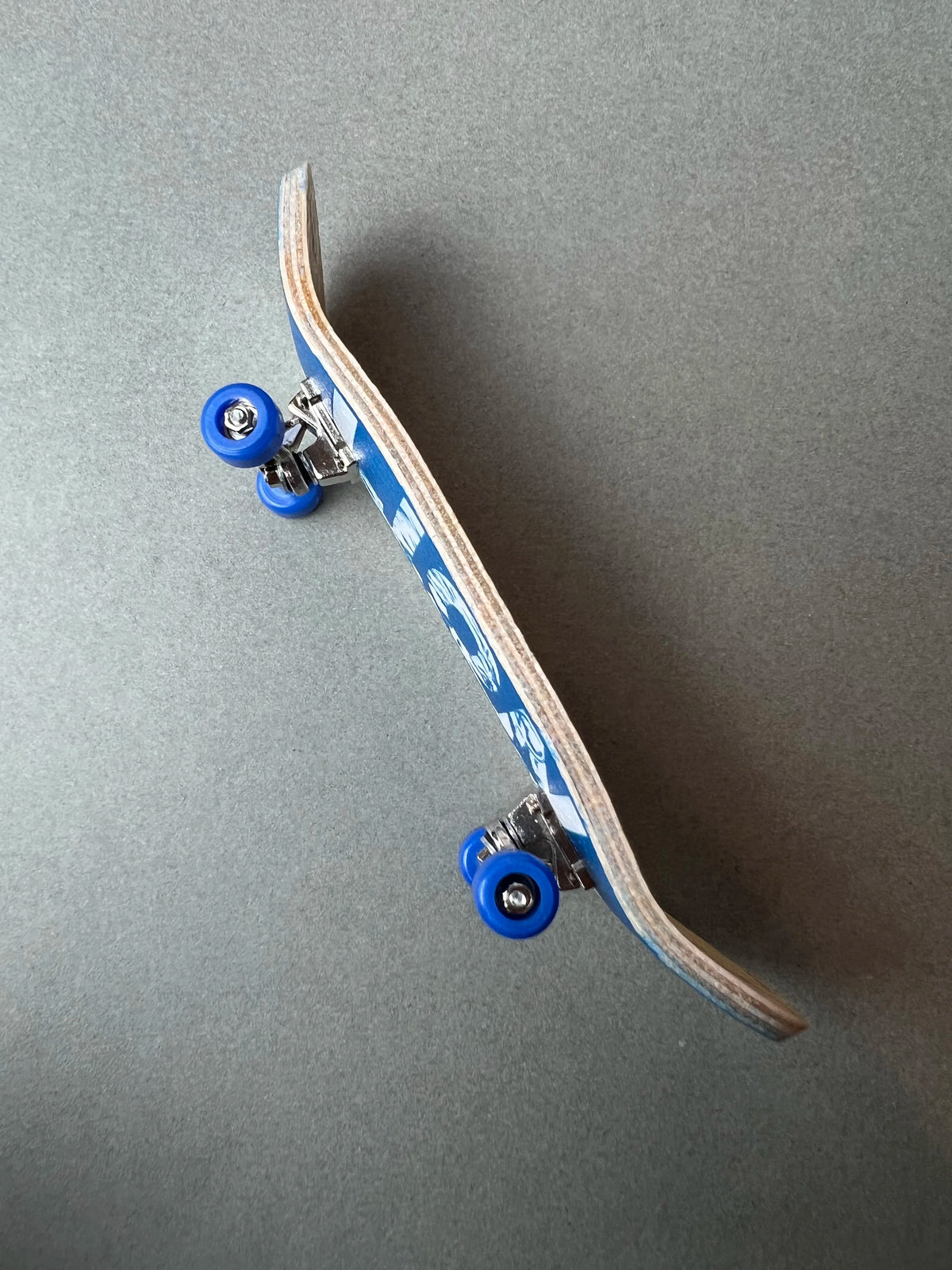 León Azul de Finger3flip, fingerboard de 30 mm de perfil, con la concavidad de la tabla y los ejes a la vista