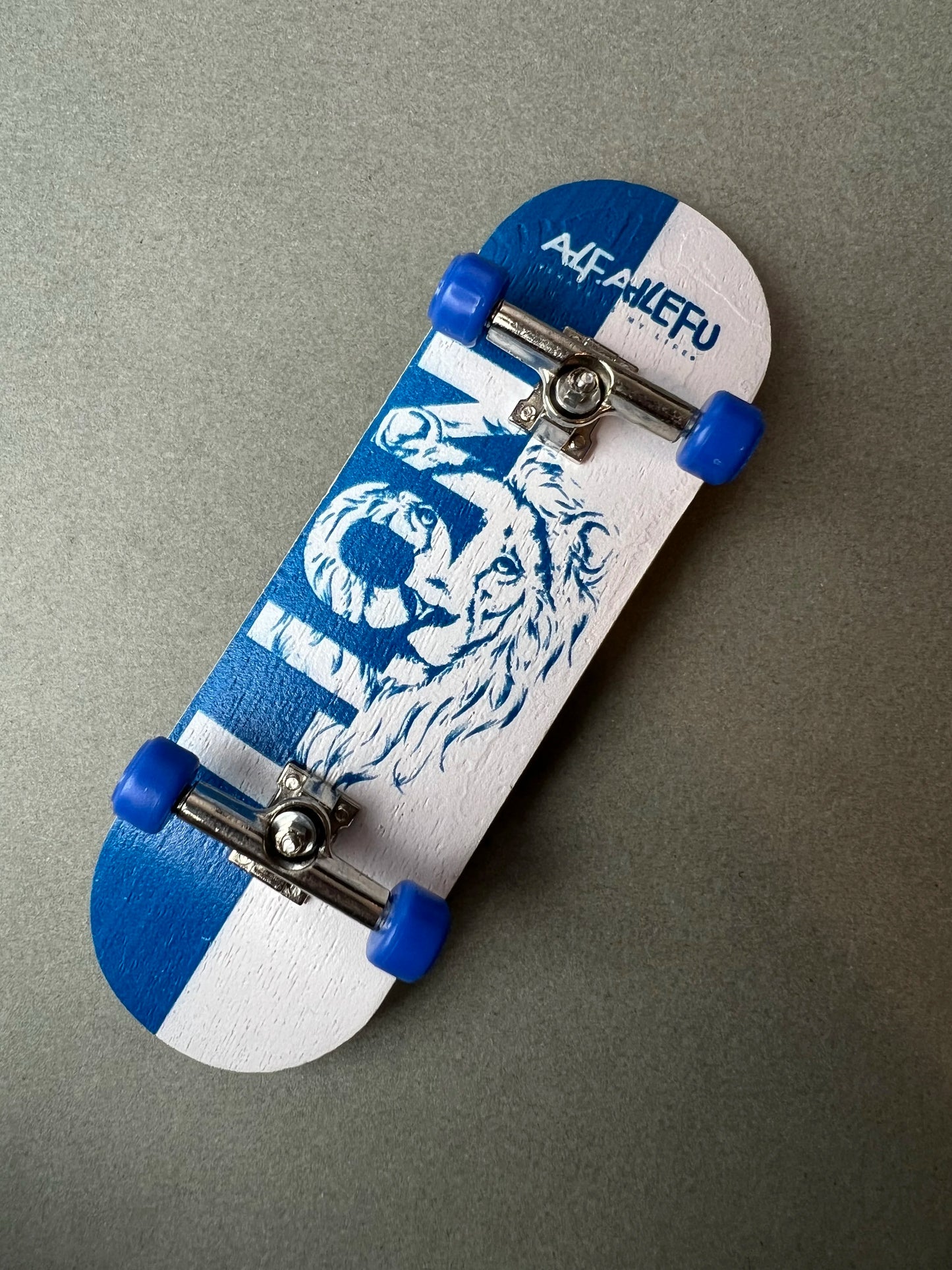 León Azul de Finger3flip, fingerboard de 30 mm, detalle de la tabla montada