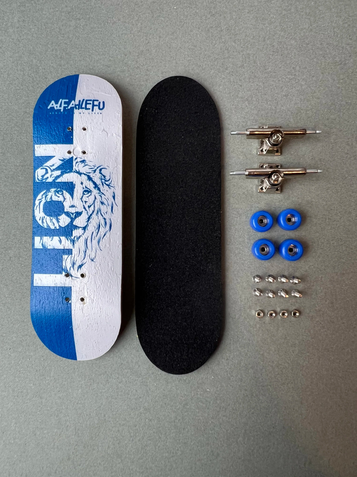 León Azul de Finger3flip, fingerboard de 30 mm, detalle de la tabla montada