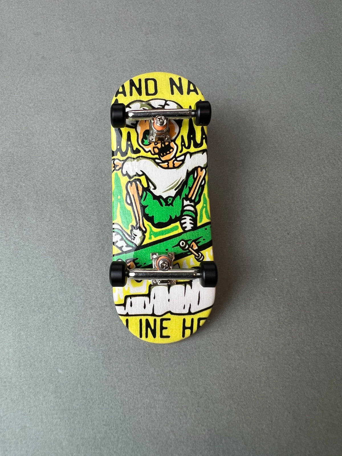 Fingerboard Pro de 34 mm Muerte en Skate con calavera montando un skate