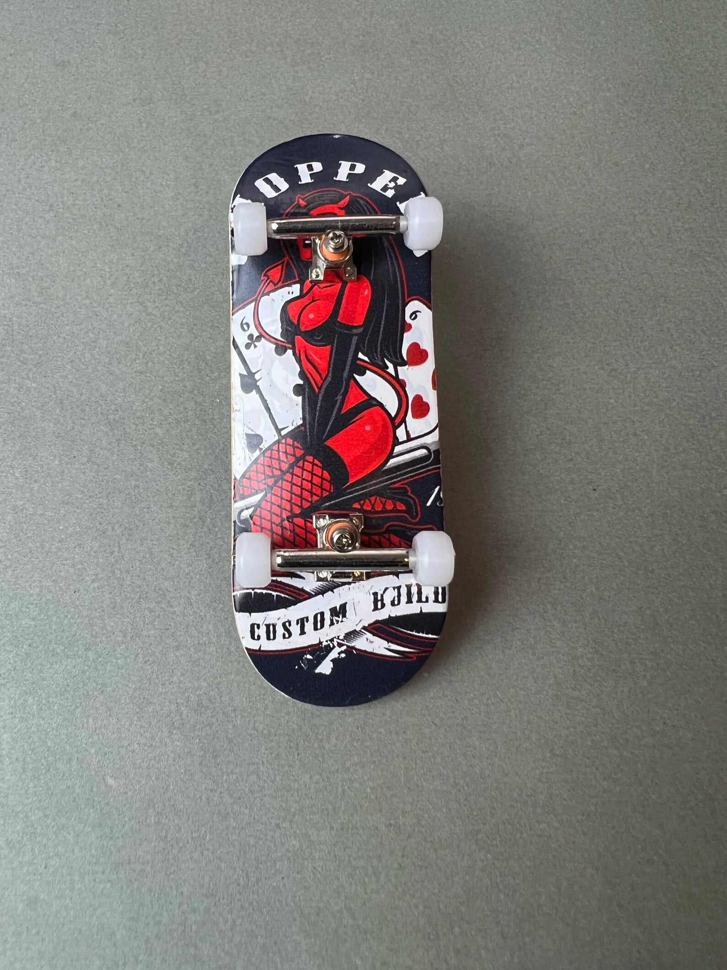 Fingerboard Pro de 34 mm Infernal Diva con gráfica de diabla y cartas de póker