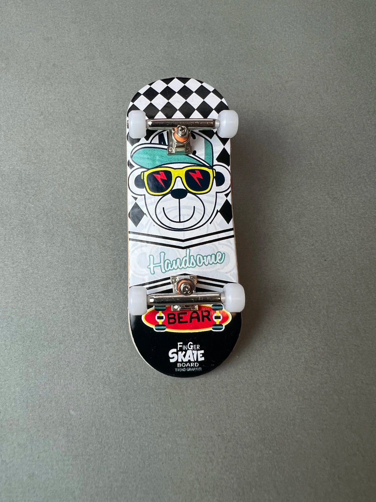 Fingerboard Pro de 34 mm Savage Swing con simio con gorra y gafas
