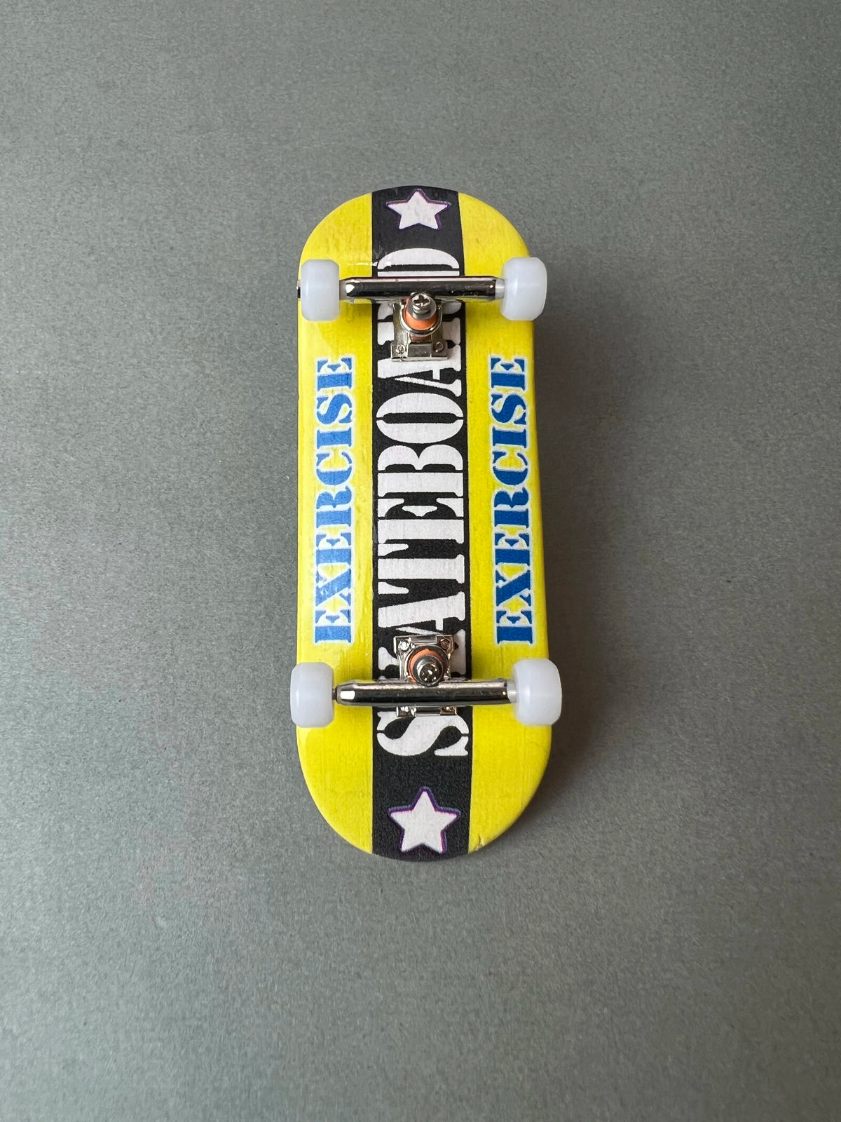Fingerboard Pro de 34 mm Font Flow SK8 con letras SKATEBOARD en amarillo neón