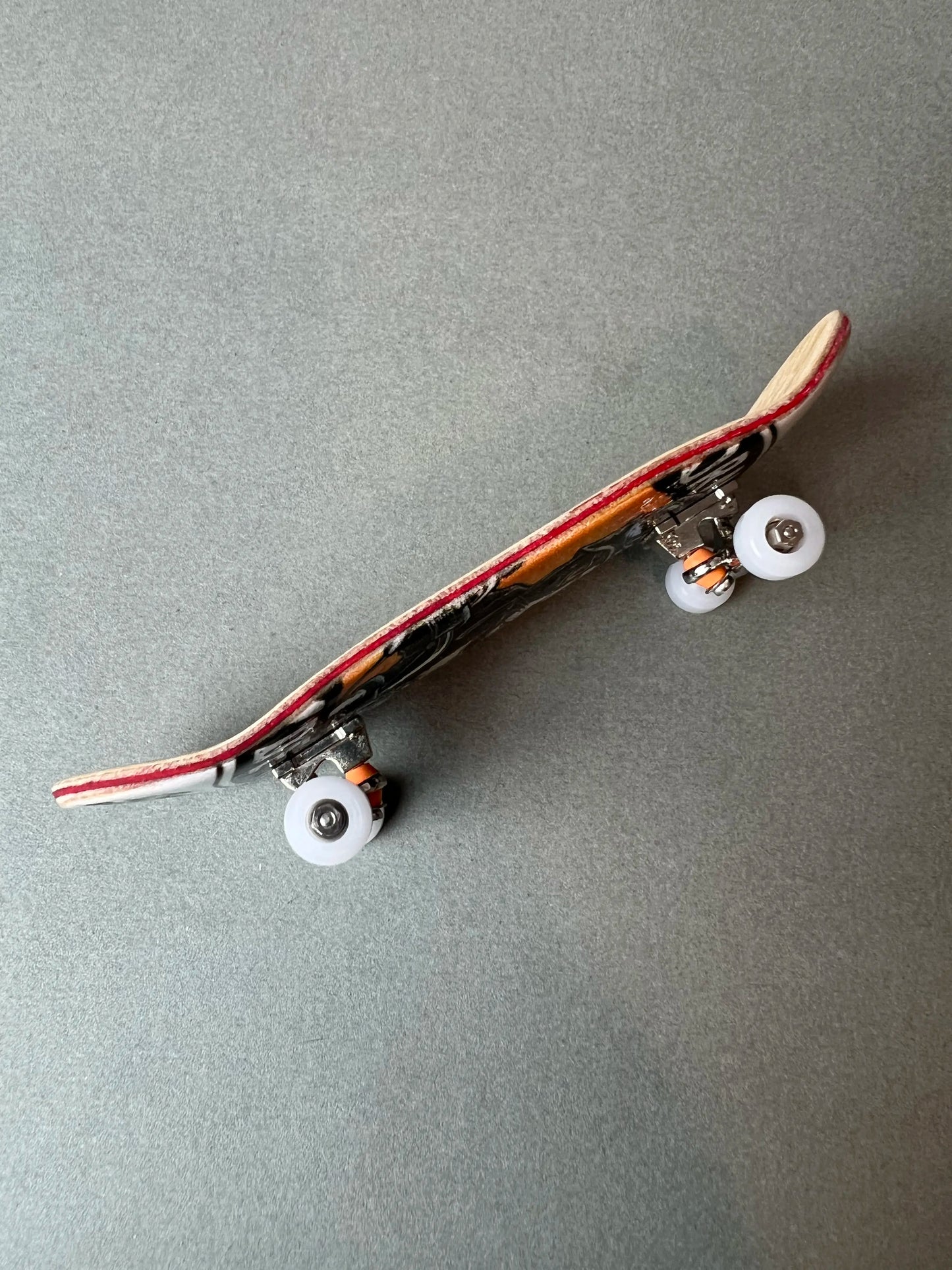 Feline Flash de Finger3flip, fingerboard Pro de 34 mm de perfil, con la concavidad de la tabla y los ejes a la vista