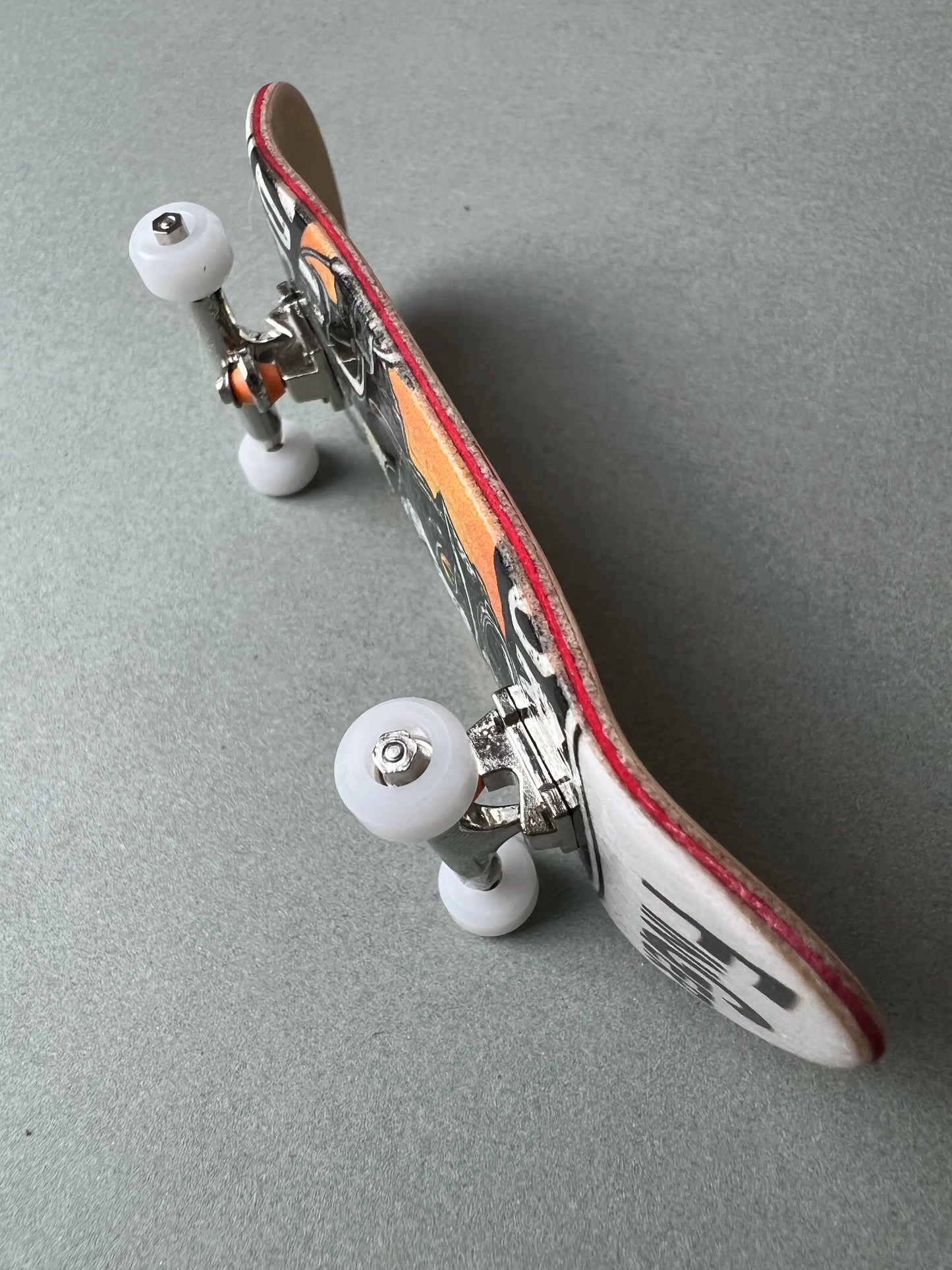 Feline Flash de Finger3flip, fingerboard Pro de 34 mm inclinado, con los ejes y las ruedas en primer plano