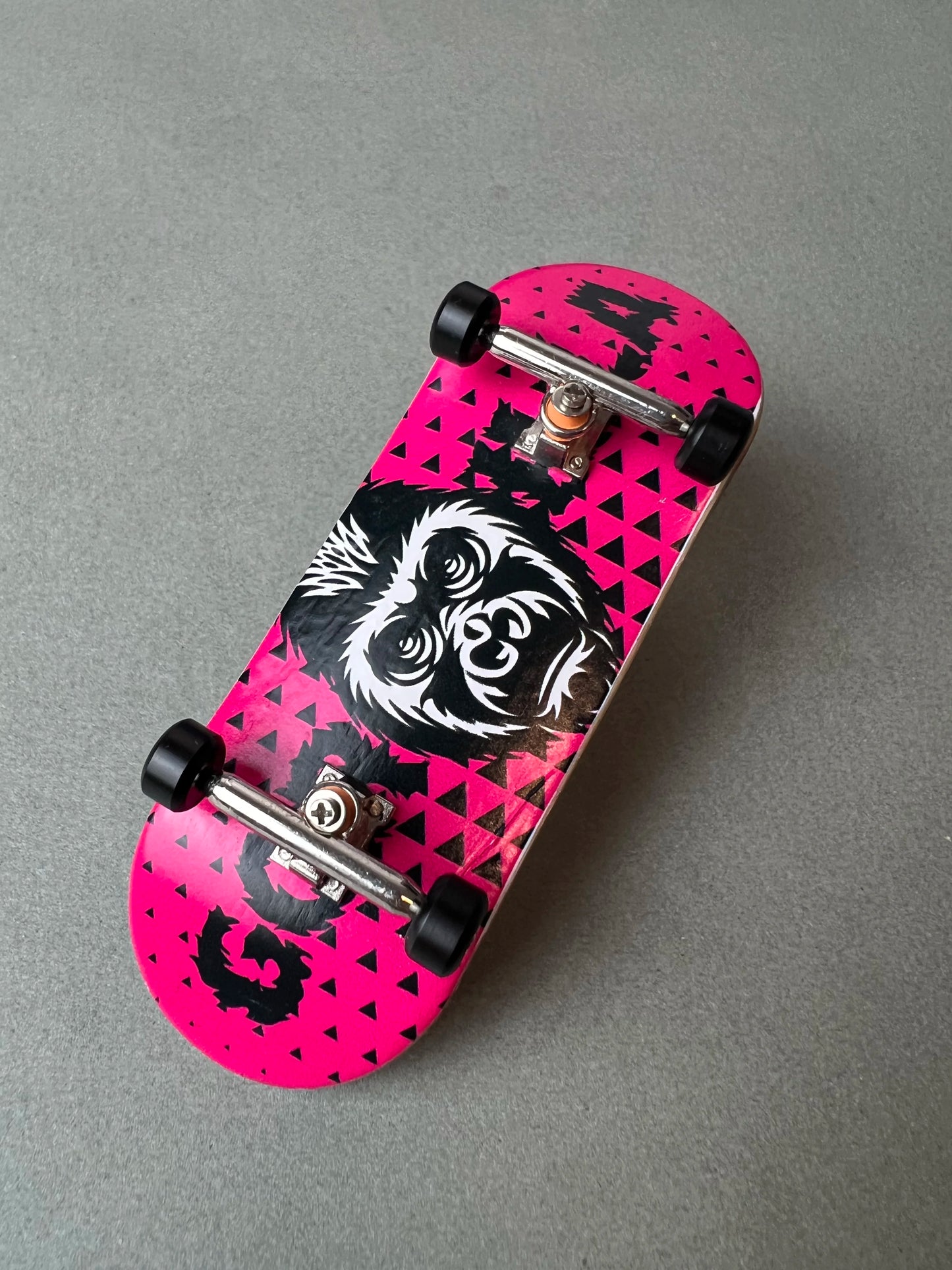 Savage Kong de Finger3flip, fingerboard Pro de 34 mm visto en diagonal desde arriba