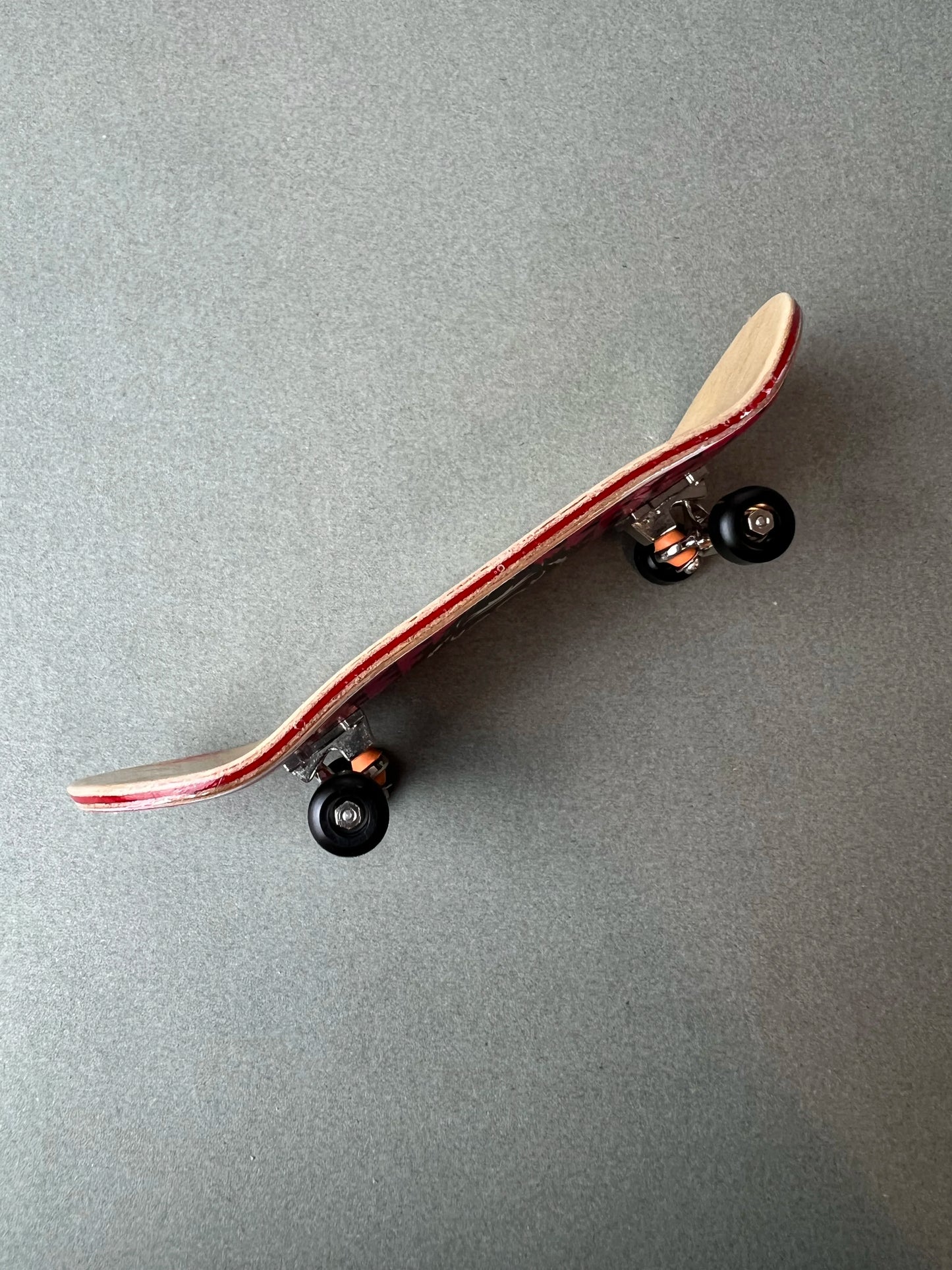 Savage Kong de Finger3flip, fingerboard Pro de 34 mm de perfil, con la concavidad de la tabla y los ejes a la vista