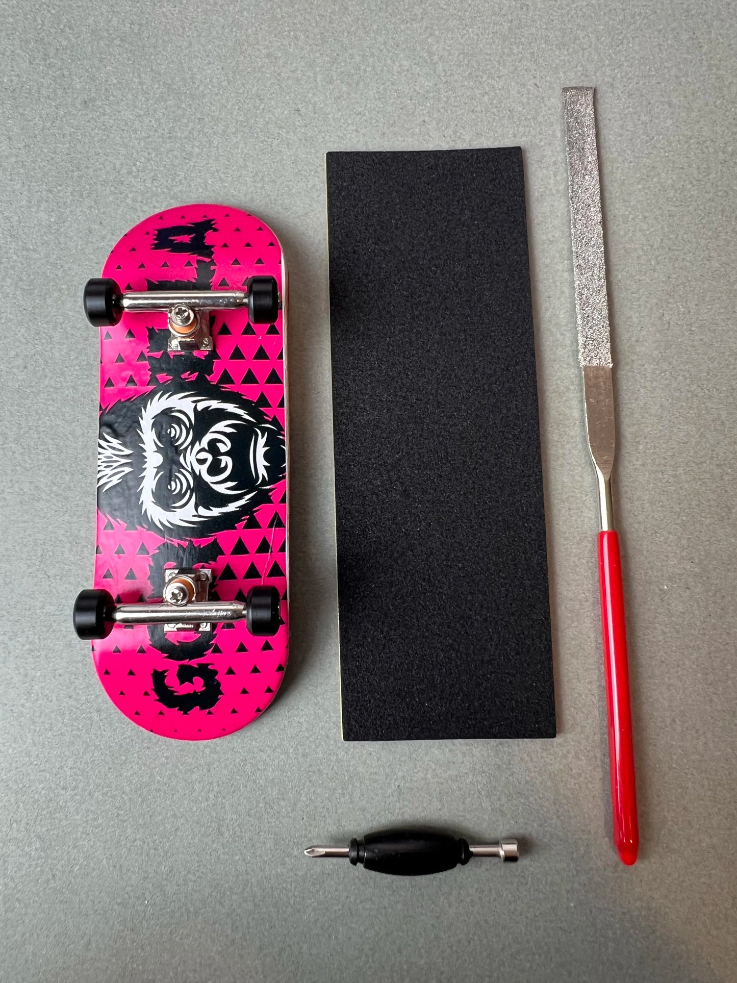 Savage Kong de Finger3flip, fingerboard Pro de 34 mm, detalle de la tabla montada