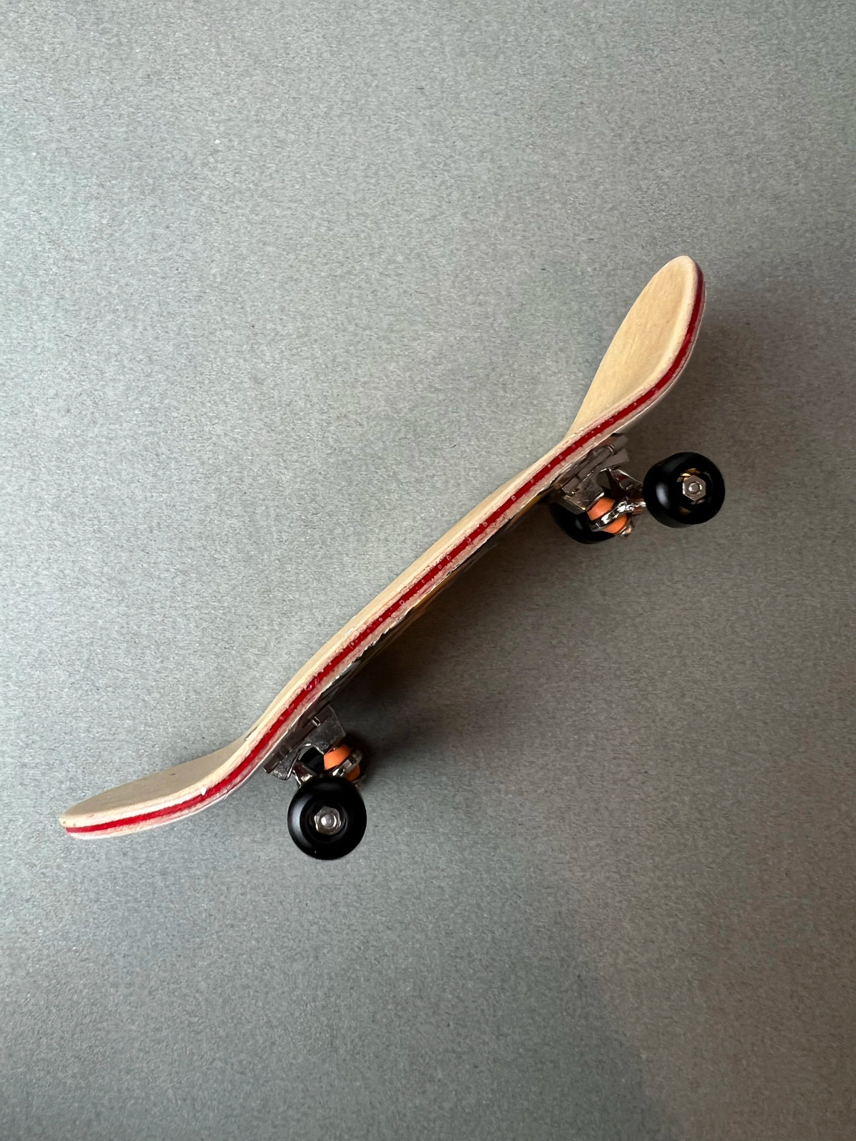 Royal Mane de Finger3flip, fingerboard Pro de 34 mm de perfil, con la concavidad de la tabla y los ejes a la vista