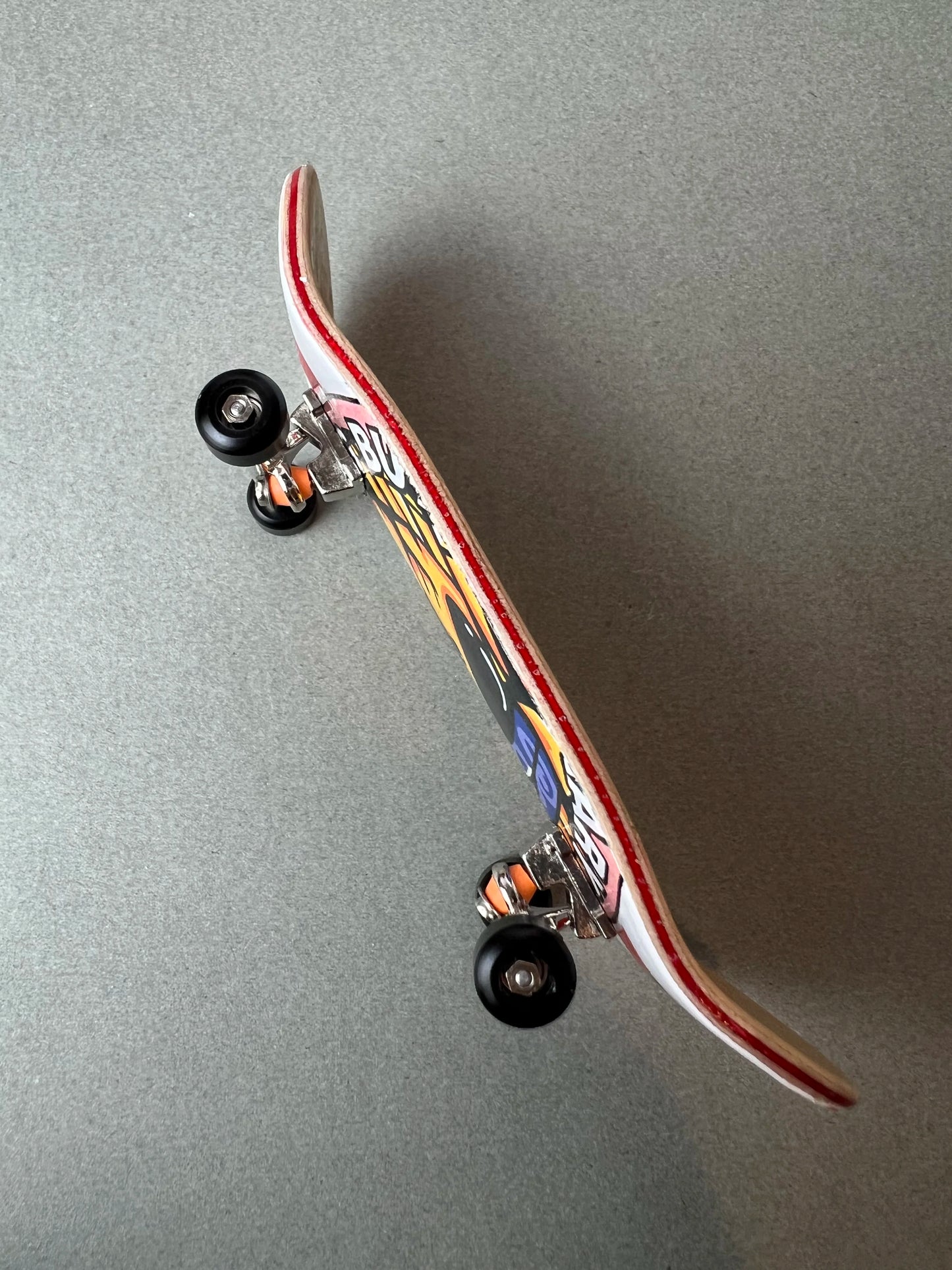Royal Mane de Finger3flip, fingerboard Pro de 34 mm inclinado, con los ejes y las ruedas en primer plano