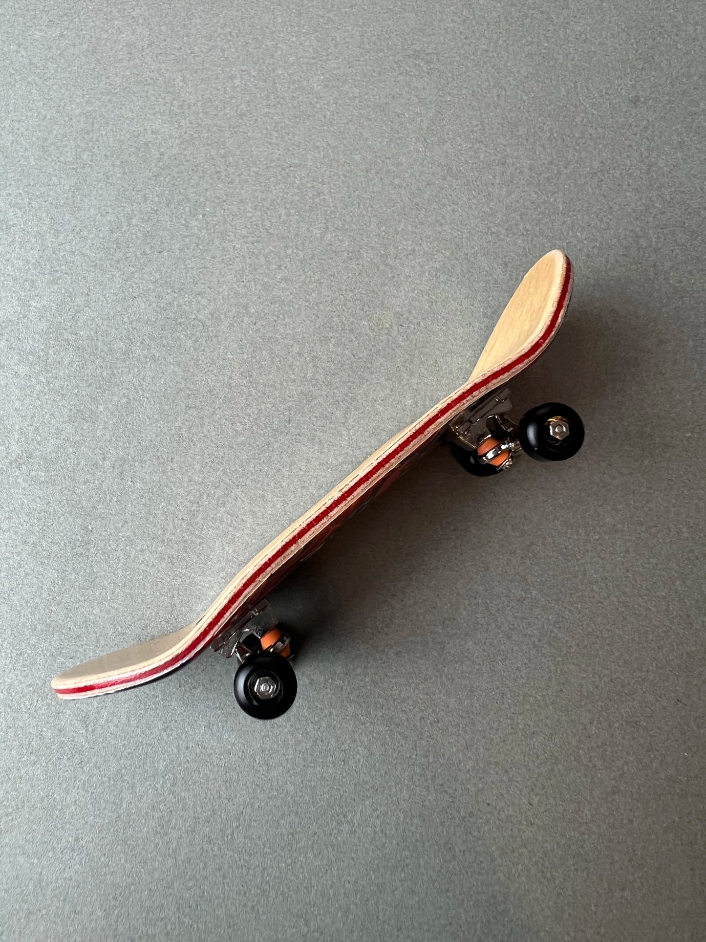 Abyss Walker de Finger3flip, fingerboard Pro de 34 mm de perfil, con la concavidad de la tabla y los ejes a la vista