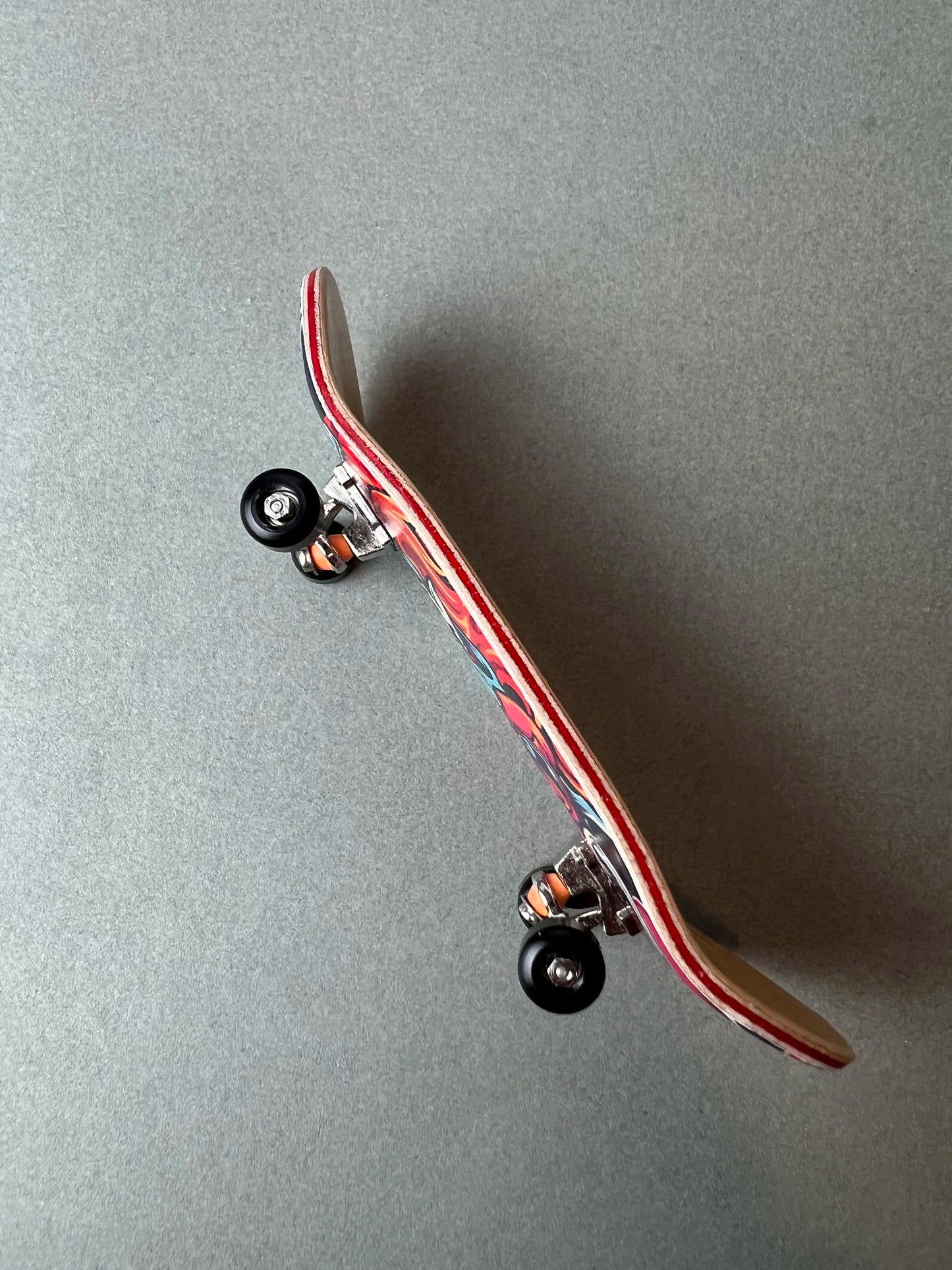 Abyss Walker de Finger3flip, fingerboard Pro de 34 mm inclinado, con los ejes y las ruedas en primer plano