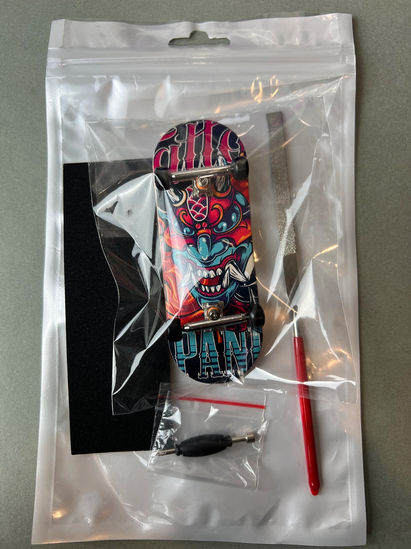Abyss Walker de Finger3flip, fingerboard Pro de 34 mm, detalle de la tabla montada