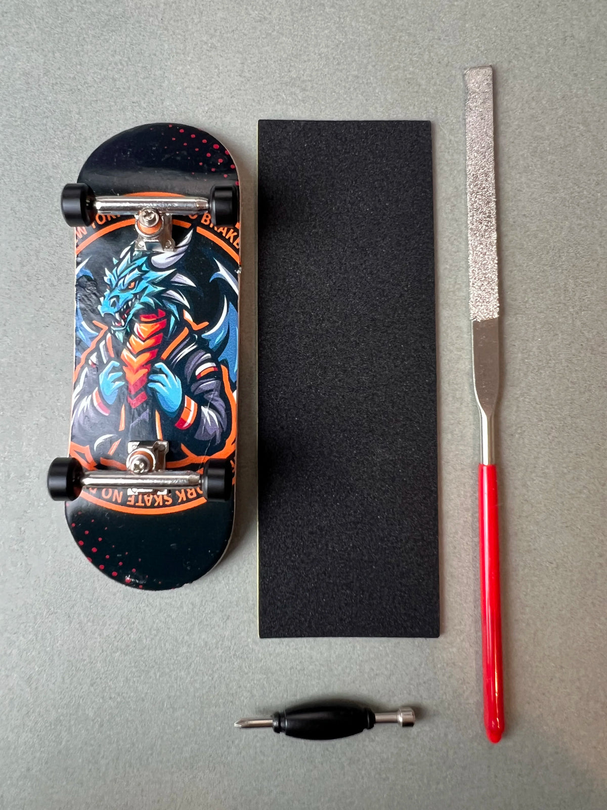 Dragon's Legacy de Finger3flip, fingerboard Pro de 34 mm, detalle de la tabla montada