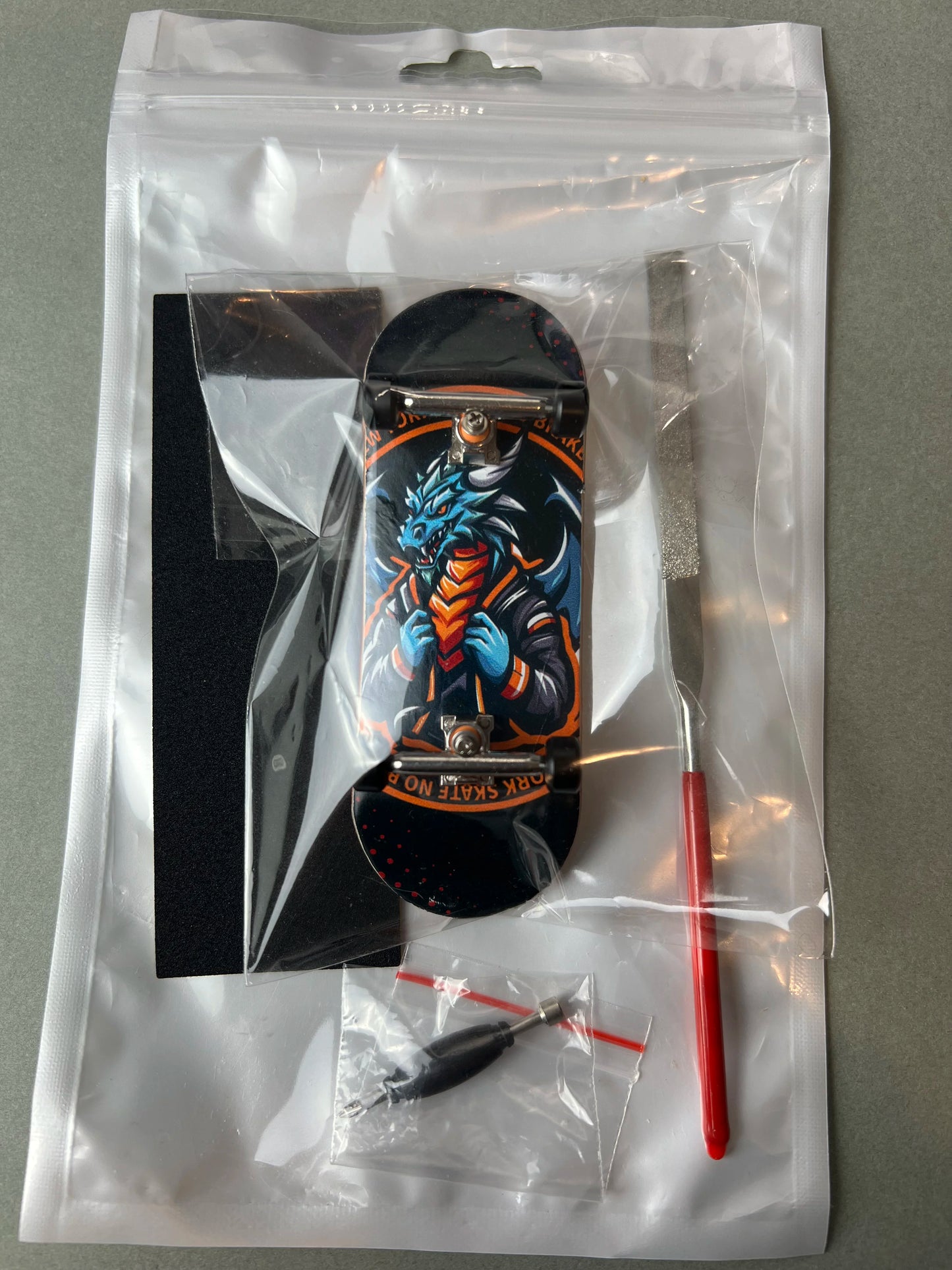 Dragon's Legacy de Finger3flip, fingerboard Pro de 34 mm, detalle de la tabla montada