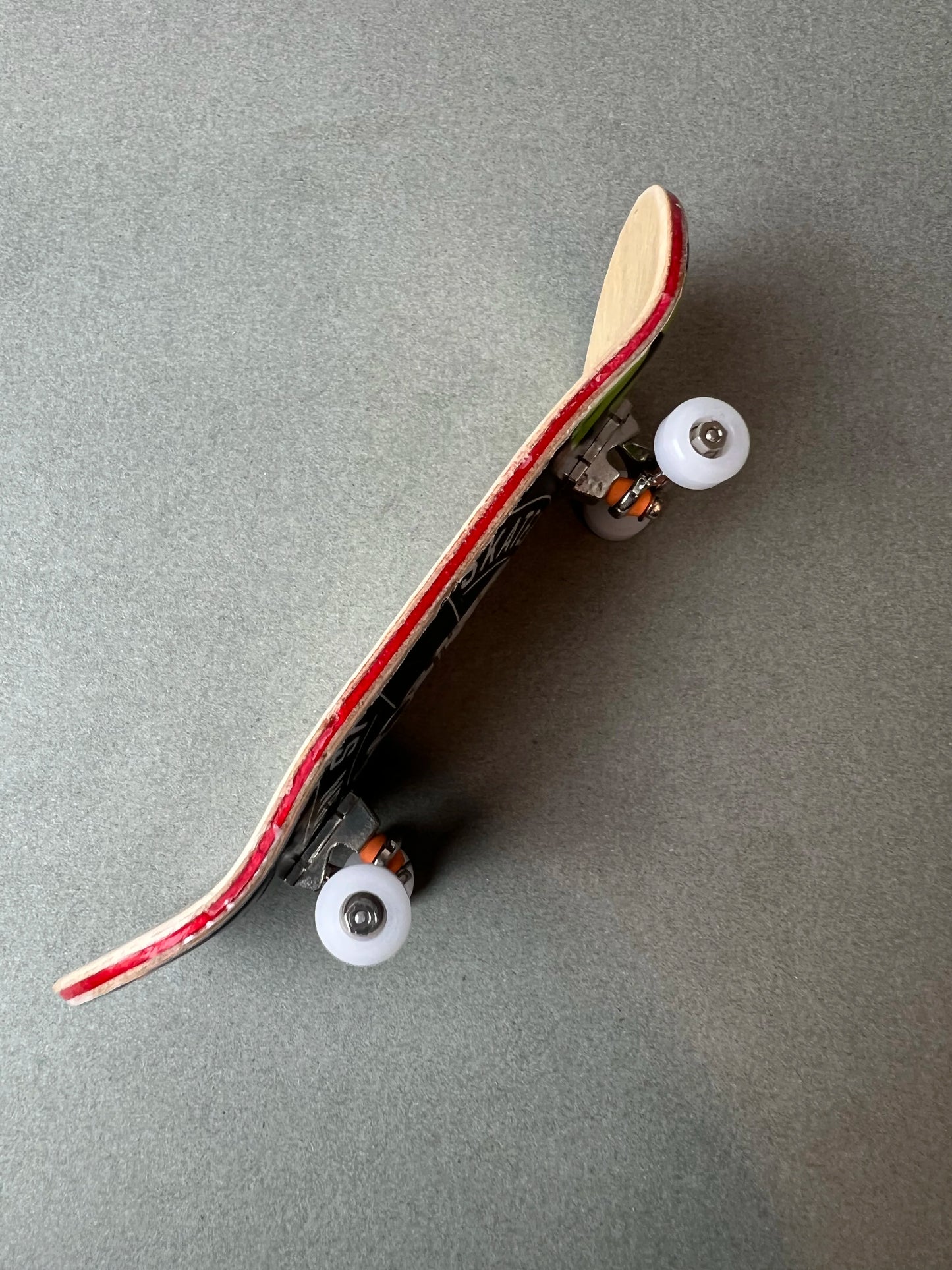 Turbo Cranium de Finger3flip, fingerboard Pro de 34 mm de perfil, con la concavidad de la tabla y los ejes a la vista