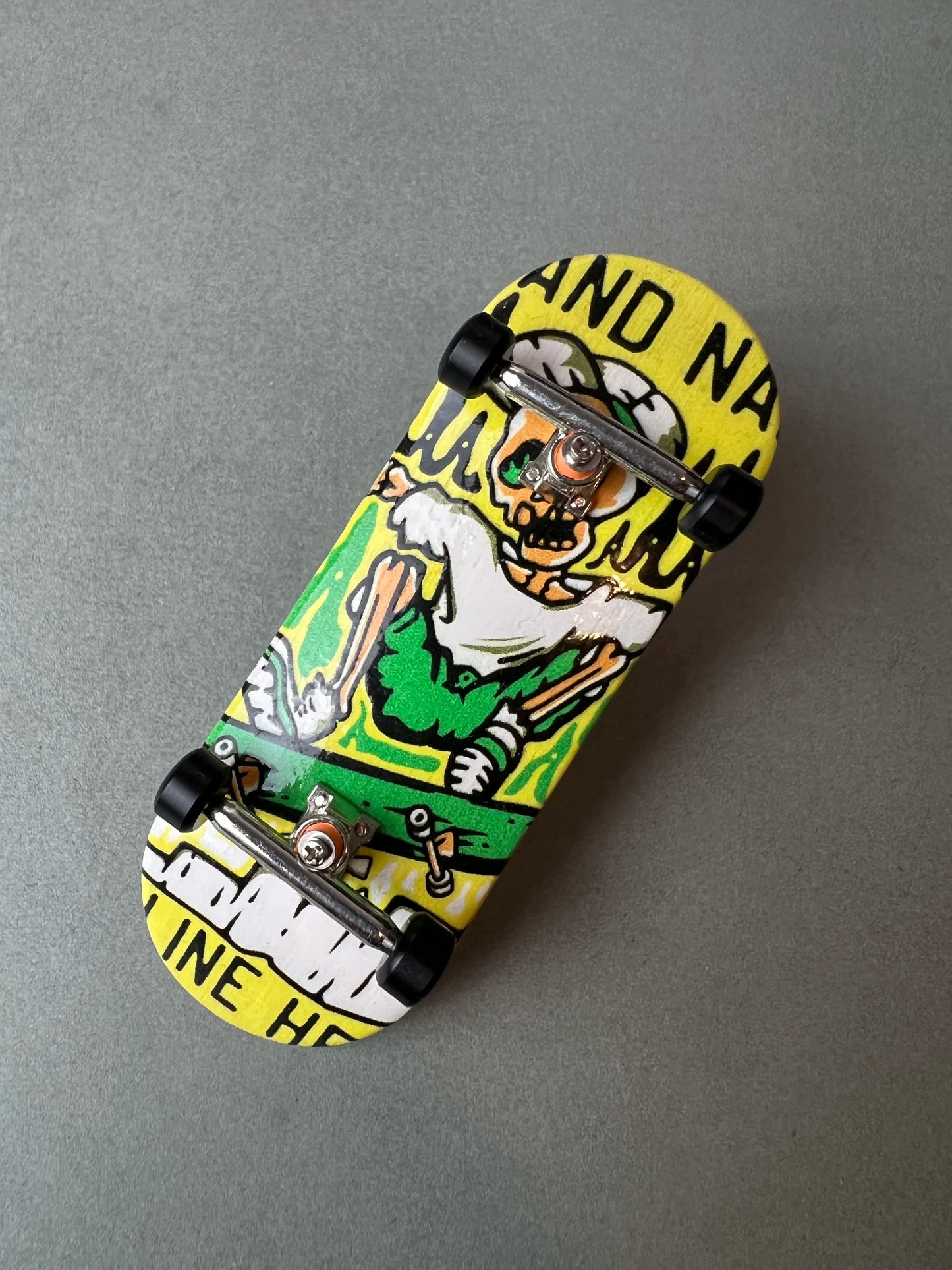Muerte en Skate de Finger3flip, fingerboard Pro de 34 mm visto en diagonal desde arriba
