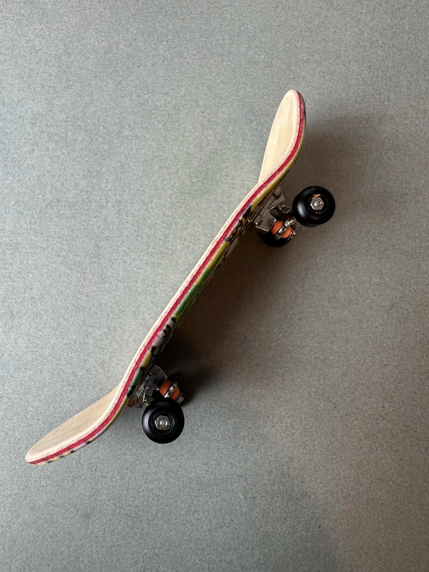 Muerte en Skate de Finger3flip, fingerboard Pro de 34 mm de perfil, con la concavidad de la tabla y los ejes a la vista