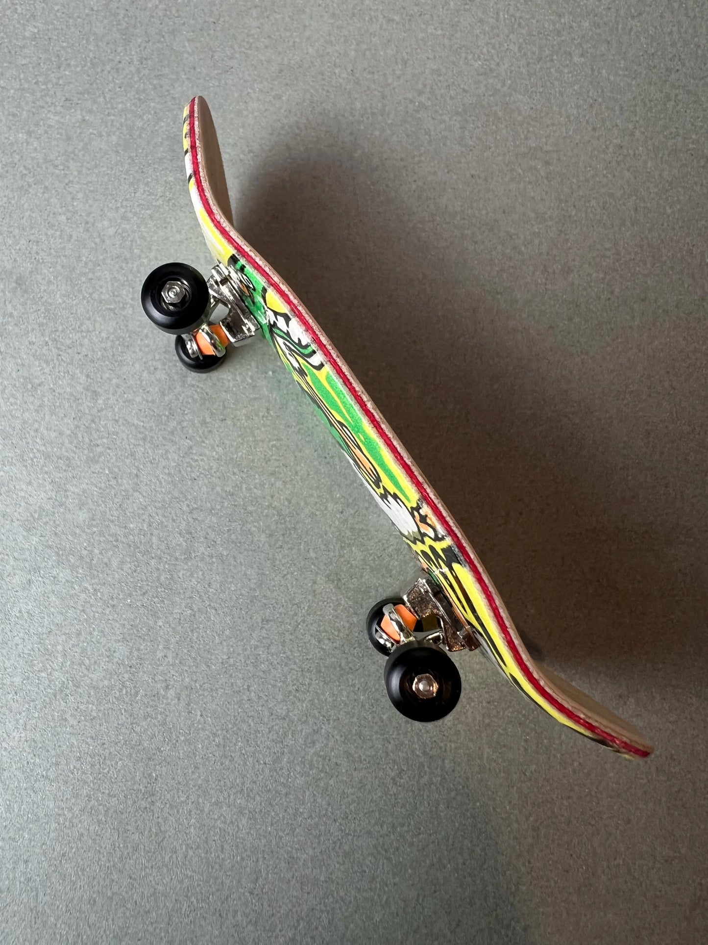 Muerte en Skate de Finger3flip, fingerboard Pro de 34 mm inclinado, con los ejes y las ruedas en primer plano
