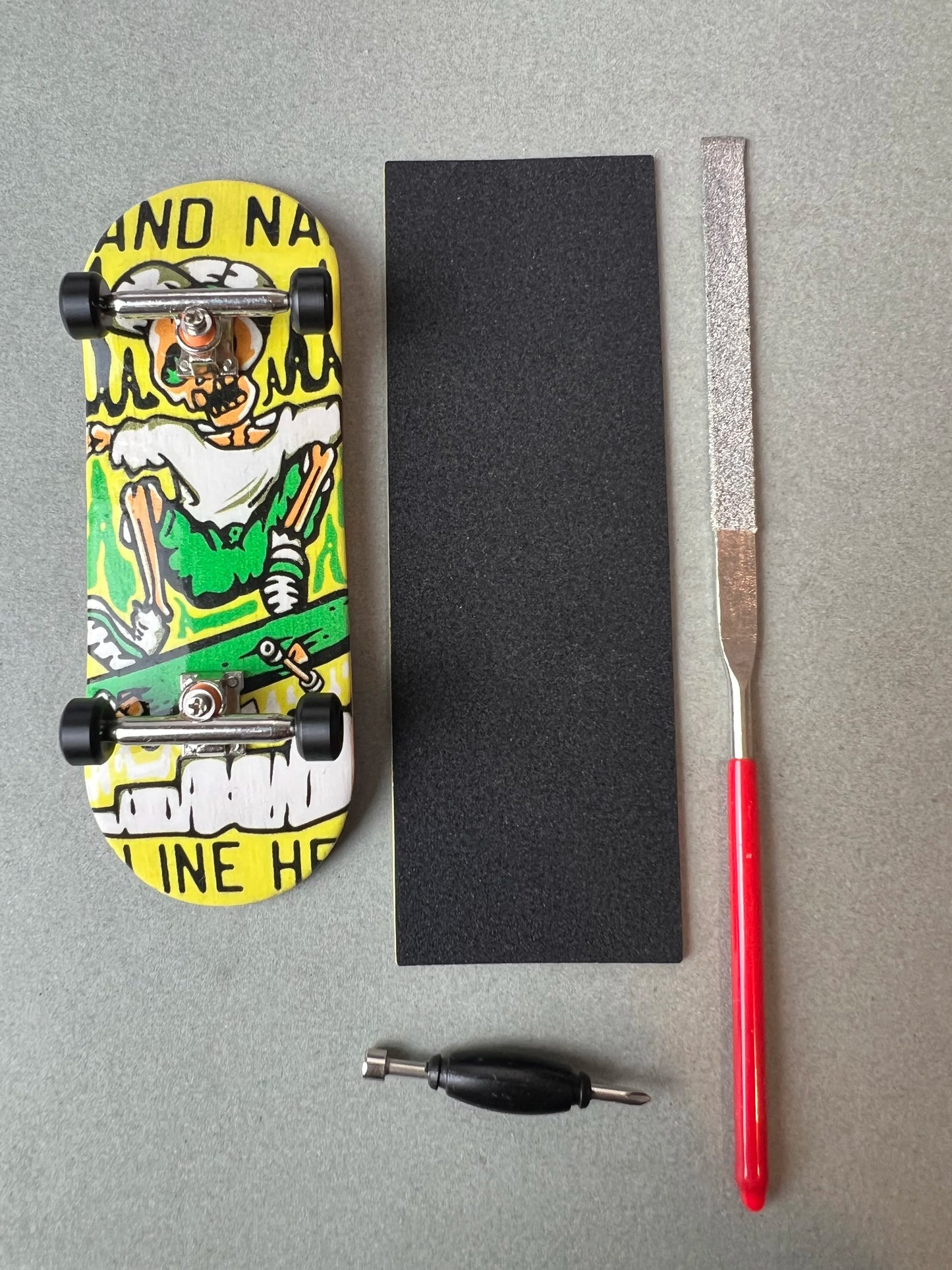 Muerte en Skate de Finger3flip, fingerboard Pro de 34 mm, detalle de la tabla montada