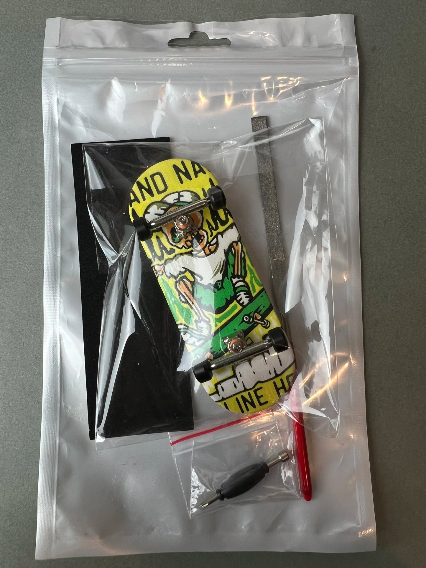 Muerte en Skate de Finger3flip, fingerboard Pro de 34 mm, detalle de la tabla montada