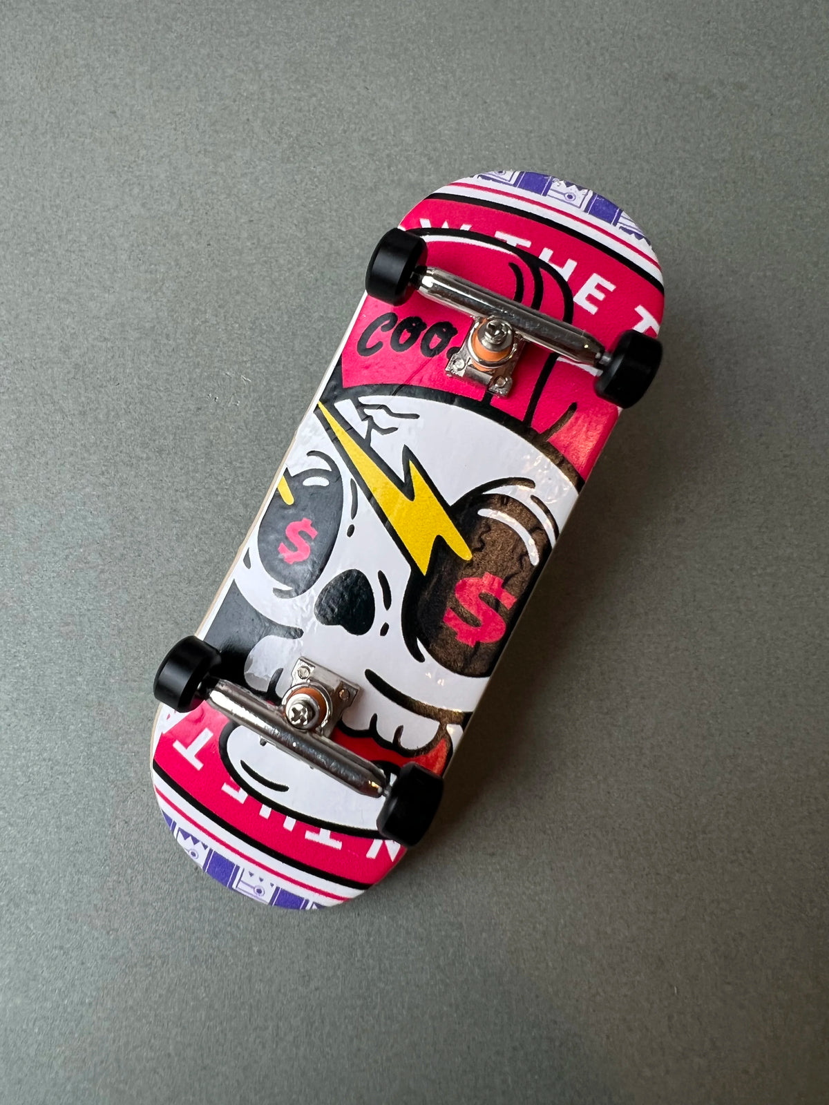 Death Gold de Finger3flip, fingerboard Pro de 34 mm visto en diagonal desde arriba