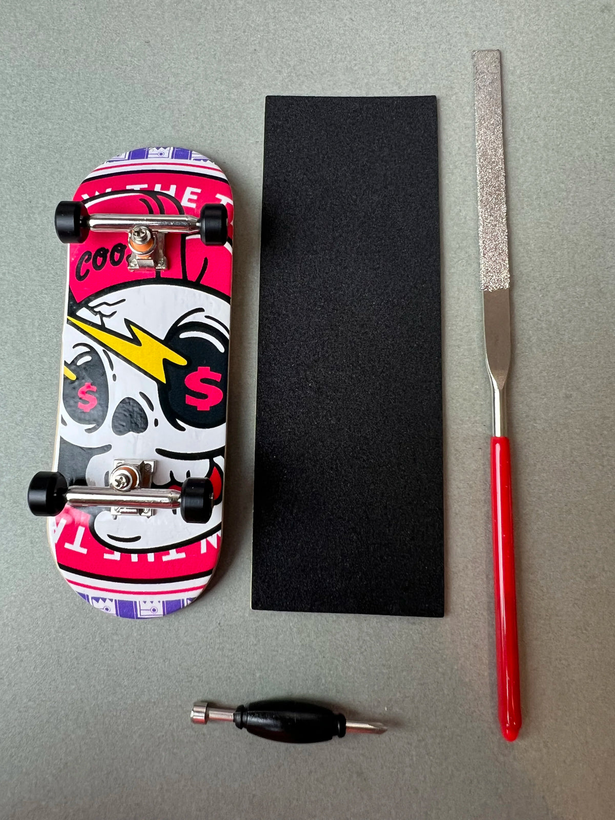 Death Gold de Finger3flip, fingerboard Pro de 34 mm, detalle de la tabla montada