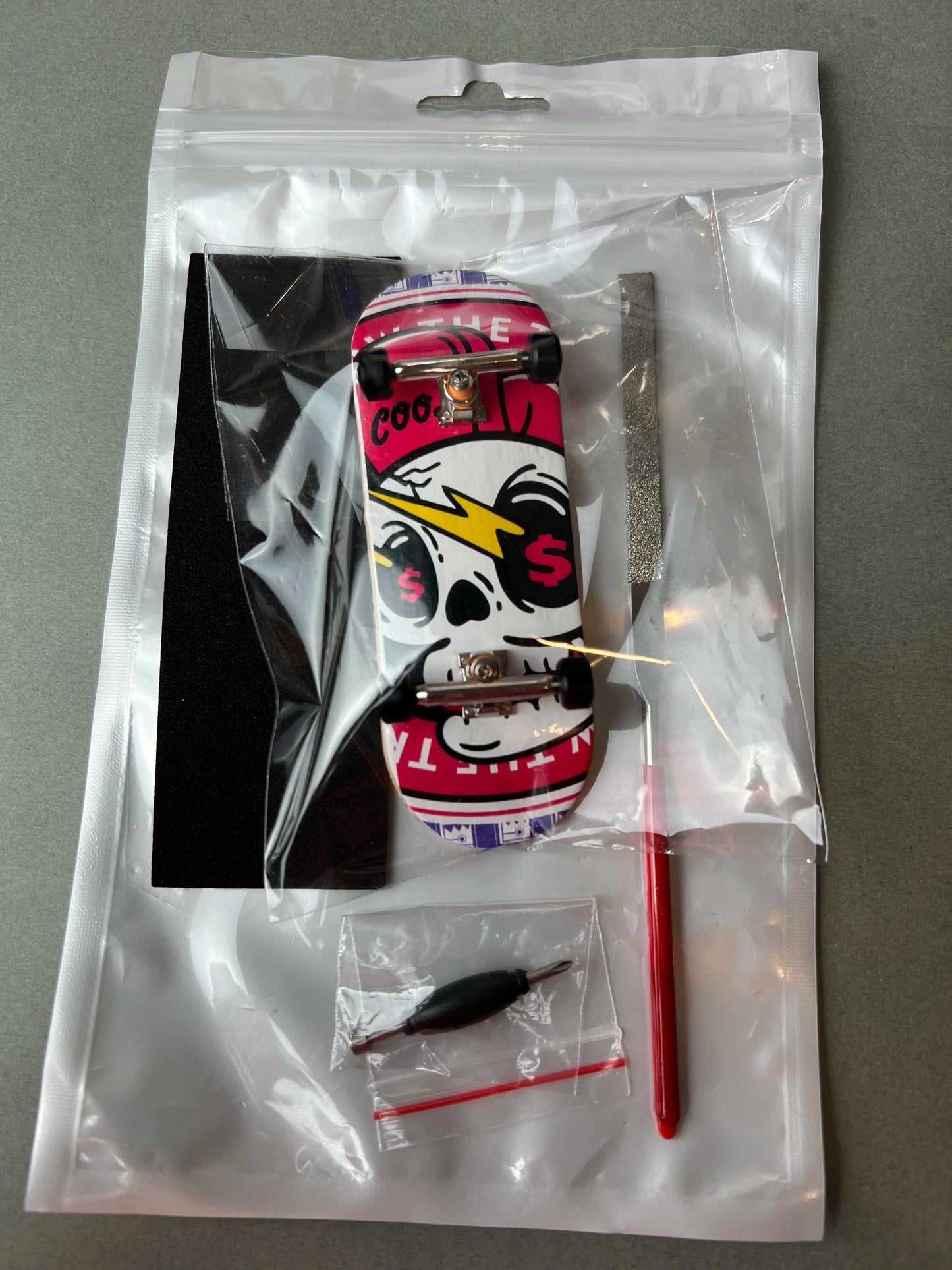 Death Gold de Finger3flip, fingerboard Pro de 34 mm, detalle de la tabla montada