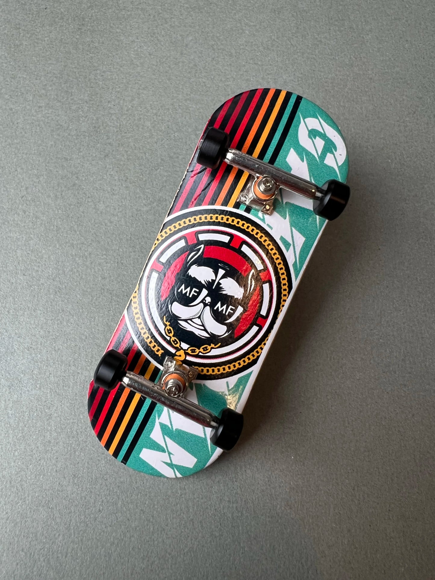 Alpha Bulldog de Finger3flip, fingerboard Pro de 34 mm visto en diagonal desde arriba