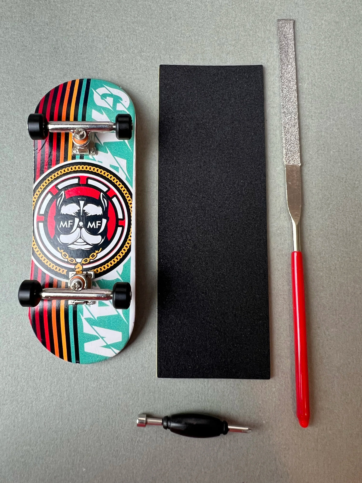 Alpha Bulldog de Finger3flip, fingerboard Pro de 34 mm, detalle de la tabla montada