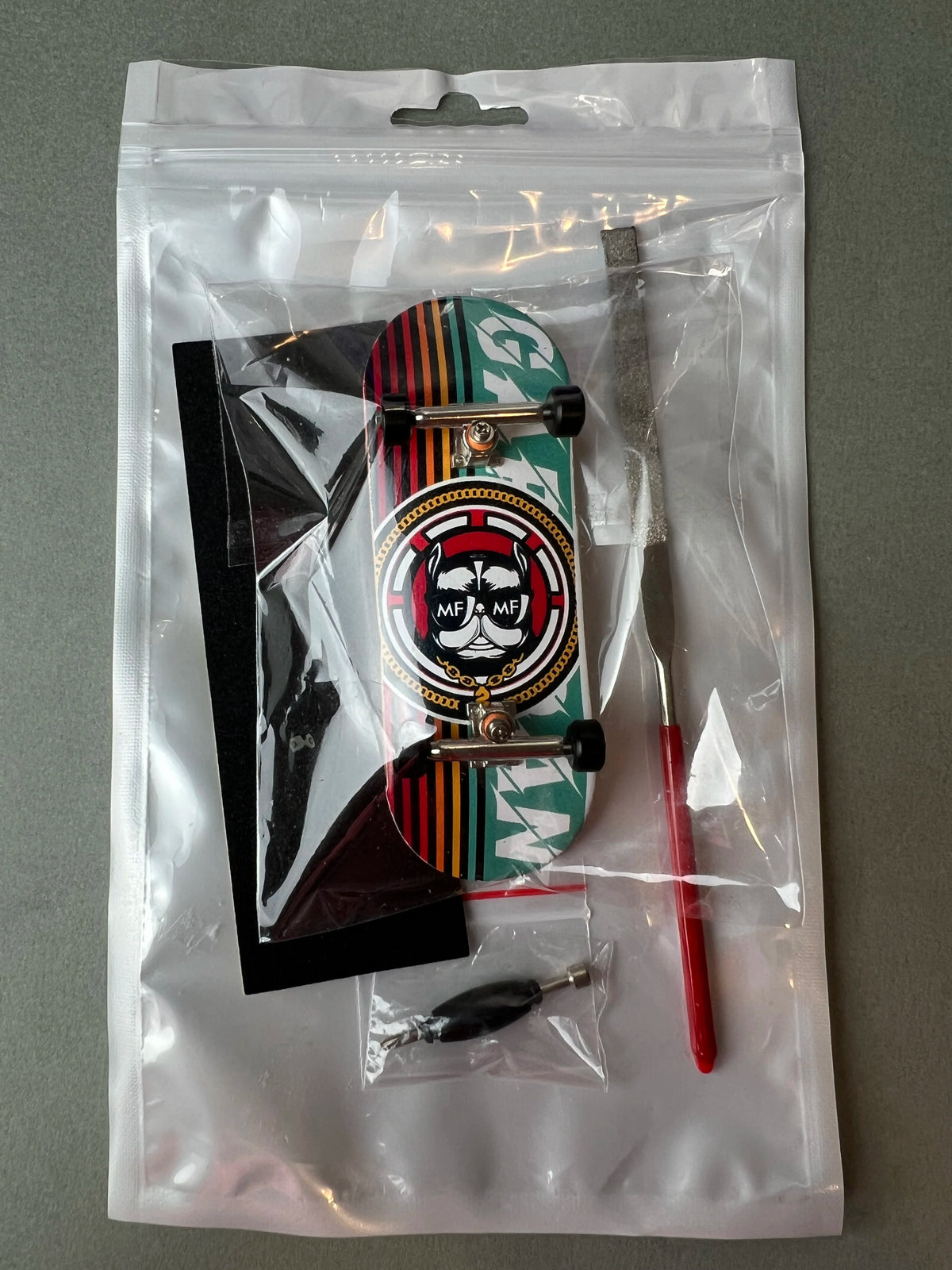 Alpha Bulldog de Finger3flip, fingerboard Pro de 34 mm, detalle de la tabla montada