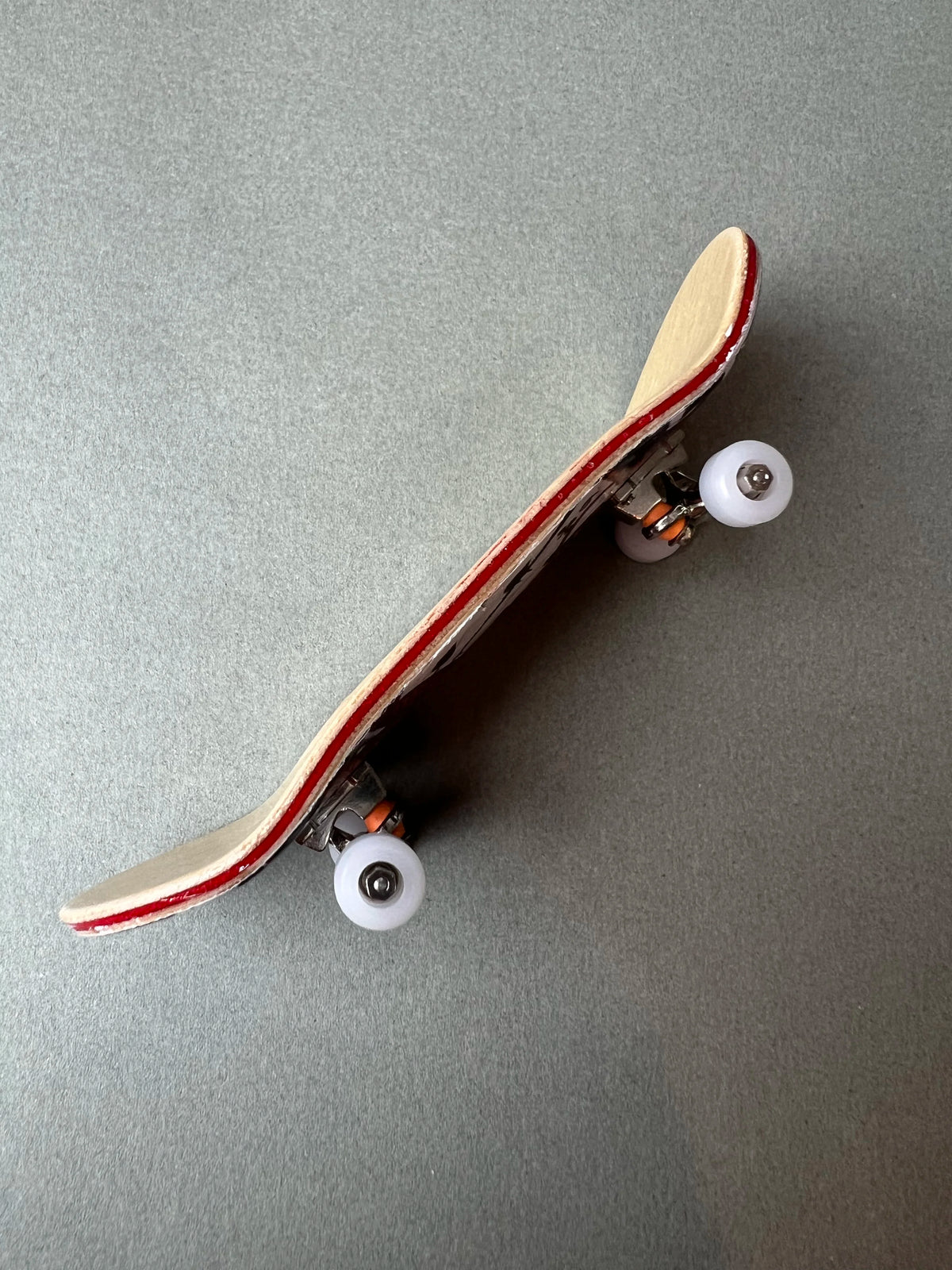 Infernal Diva de Finger3flip, fingerboard Pro de 34 mm de perfil, con la concavidad de la tabla y los ejes a la vista