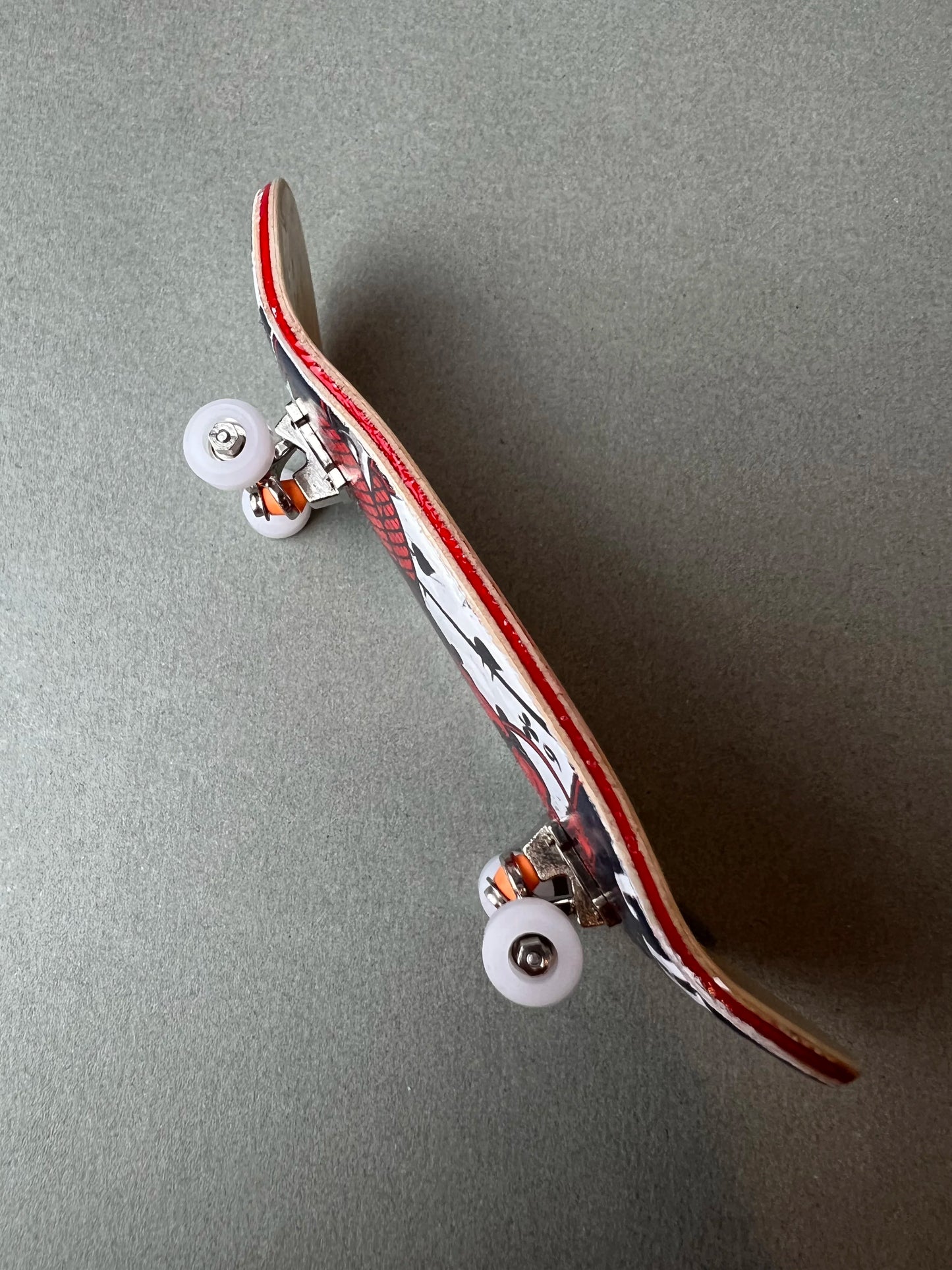 Infernal Diva de Finger3flip, fingerboard Pro de 34 mm inclinado, con los ejes y las ruedas en primer plano