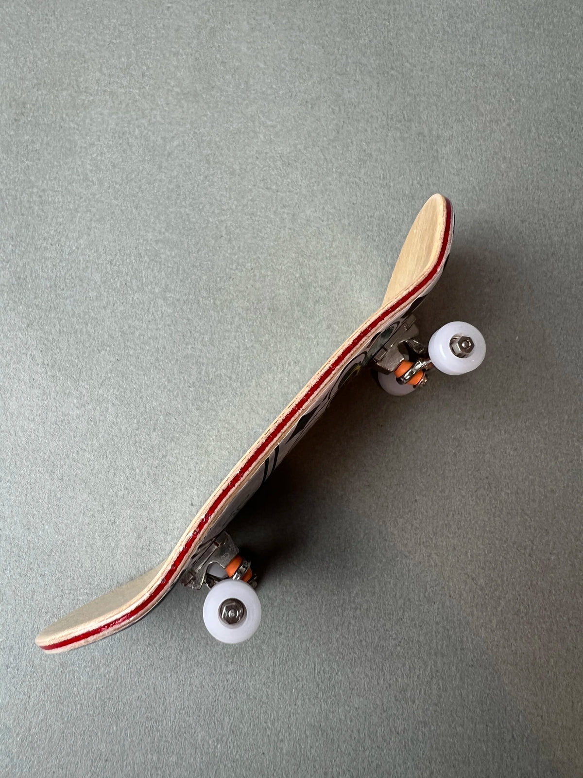 Savage Swing de Finger3flip, fingerboard Pro de 34 mm de perfil, con la concavidad de la tabla y los ejes a la vista