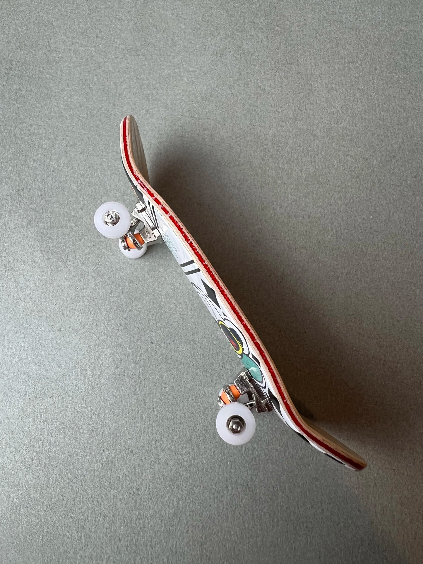 Savage Swing de Finger3flip, fingerboard Pro de 34 mm inclinado, con los ejes y las ruedas en primer plano