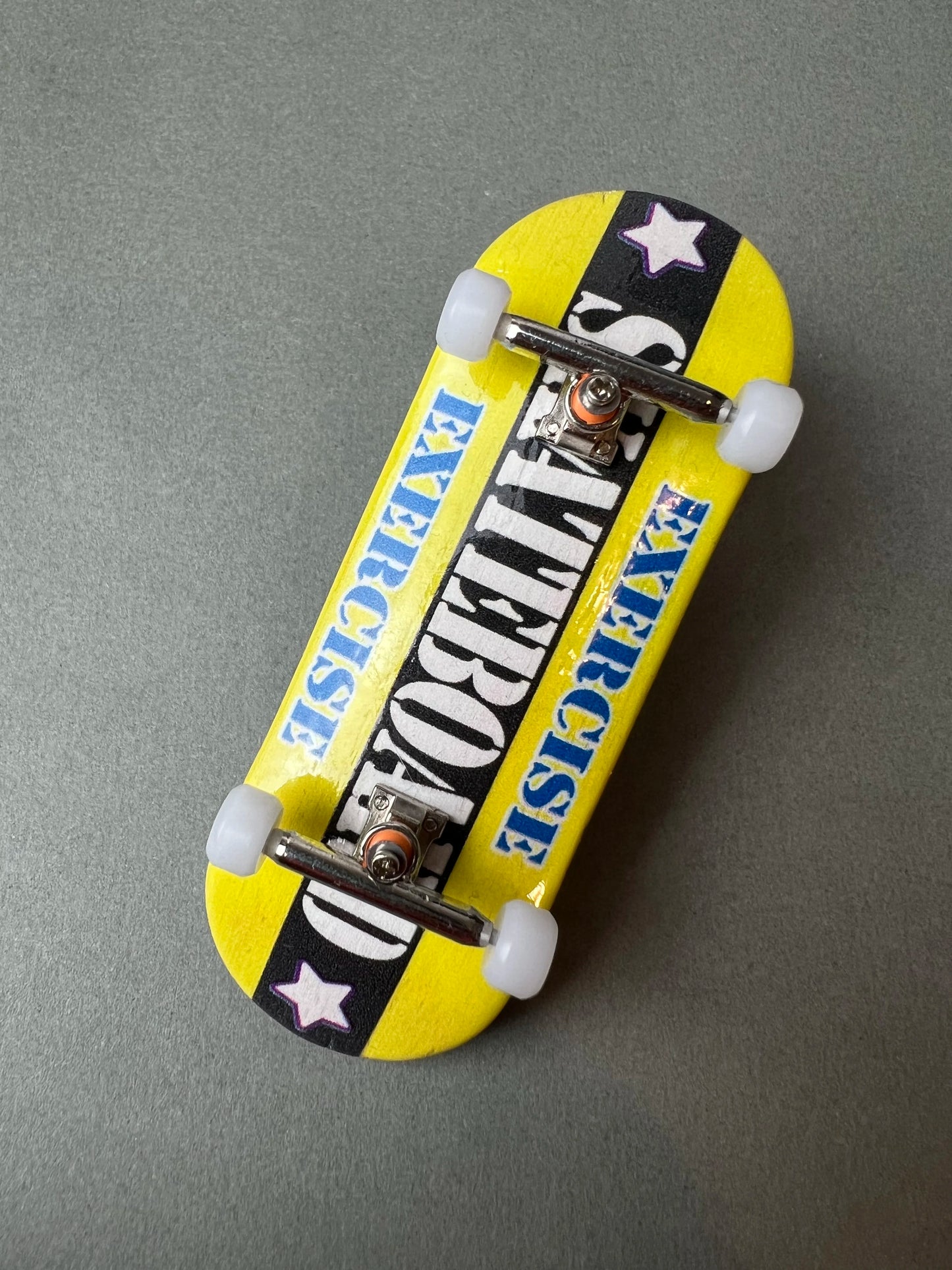 Font Flow SK8 de Finger3flip, fingerboard Pro de 34 mm visto en diagonal desde arriba