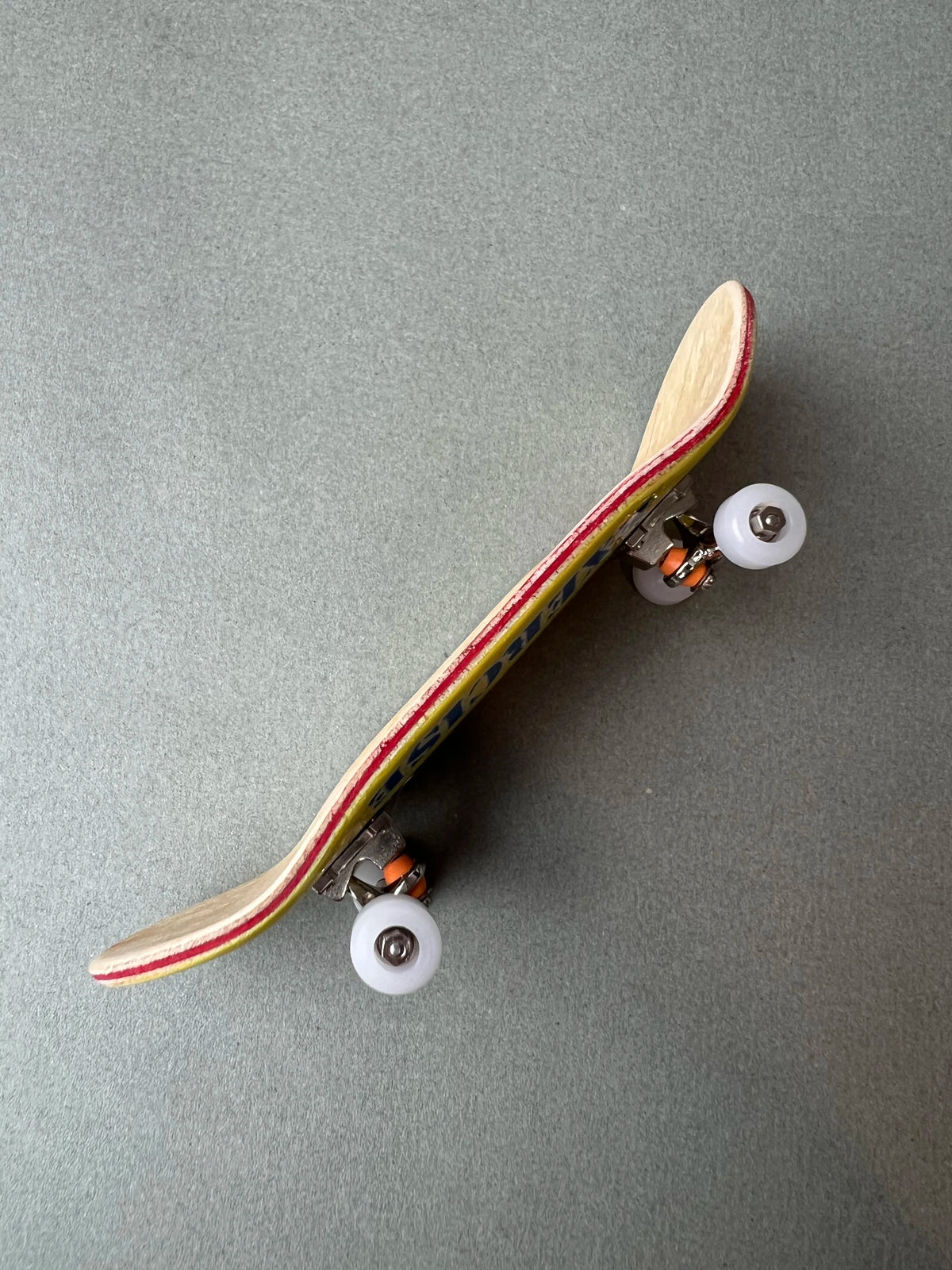Font Flow SK8 de Finger3flip, fingerboard Pro de 34 mm de perfil, con la concavidad de la tabla y los ejes a la vista