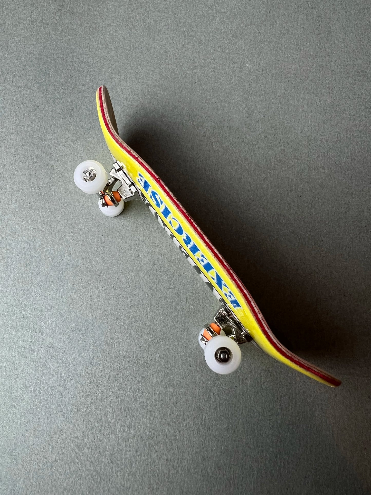 Font Flow SK8 de Finger3flip, fingerboard Pro de 34 mm inclinado, con los ejes y las ruedas en primer plano