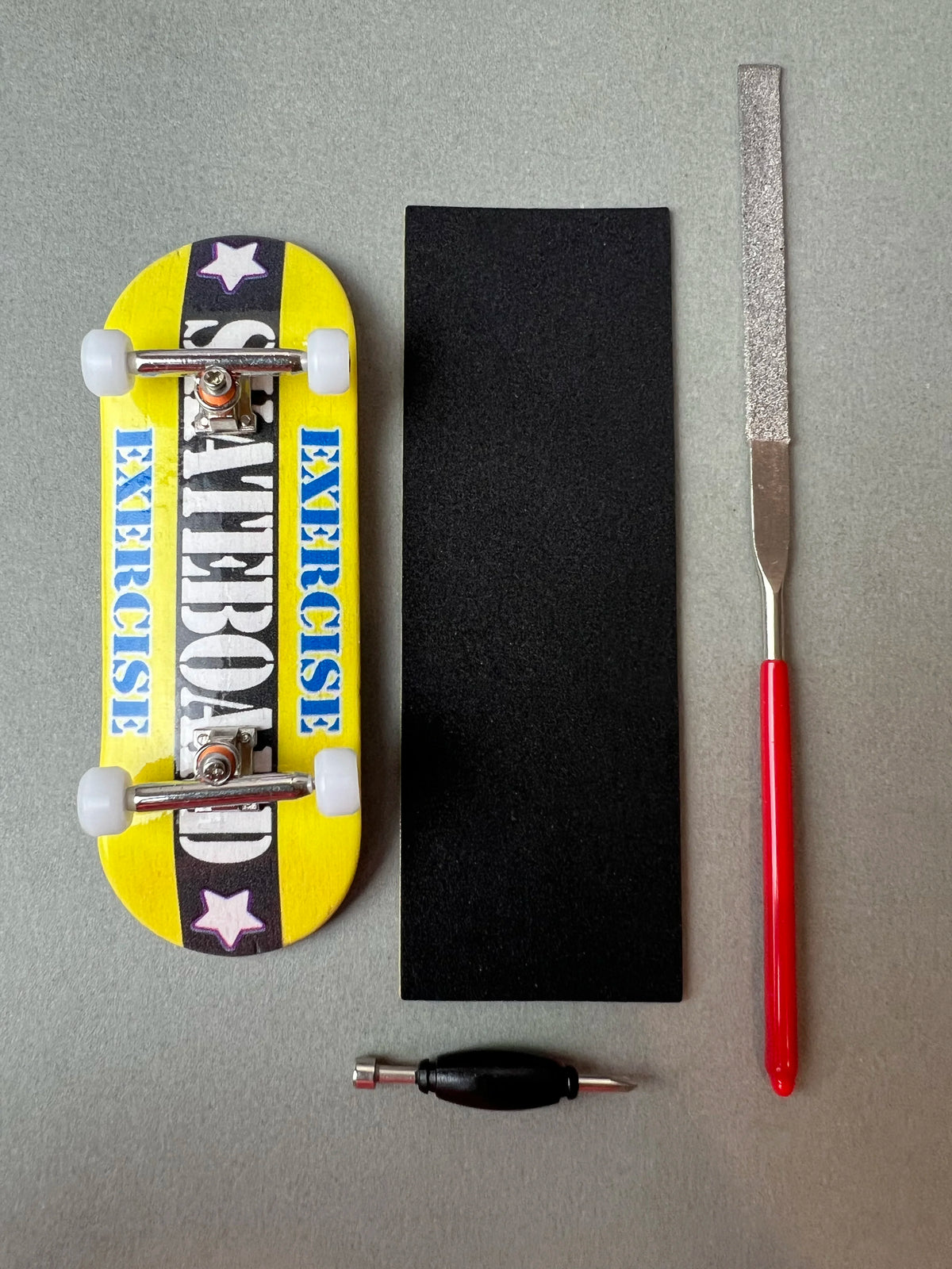 Font Flow SK8 de Finger3flip, fingerboard Pro de 34 mm, detalle de la tabla montada